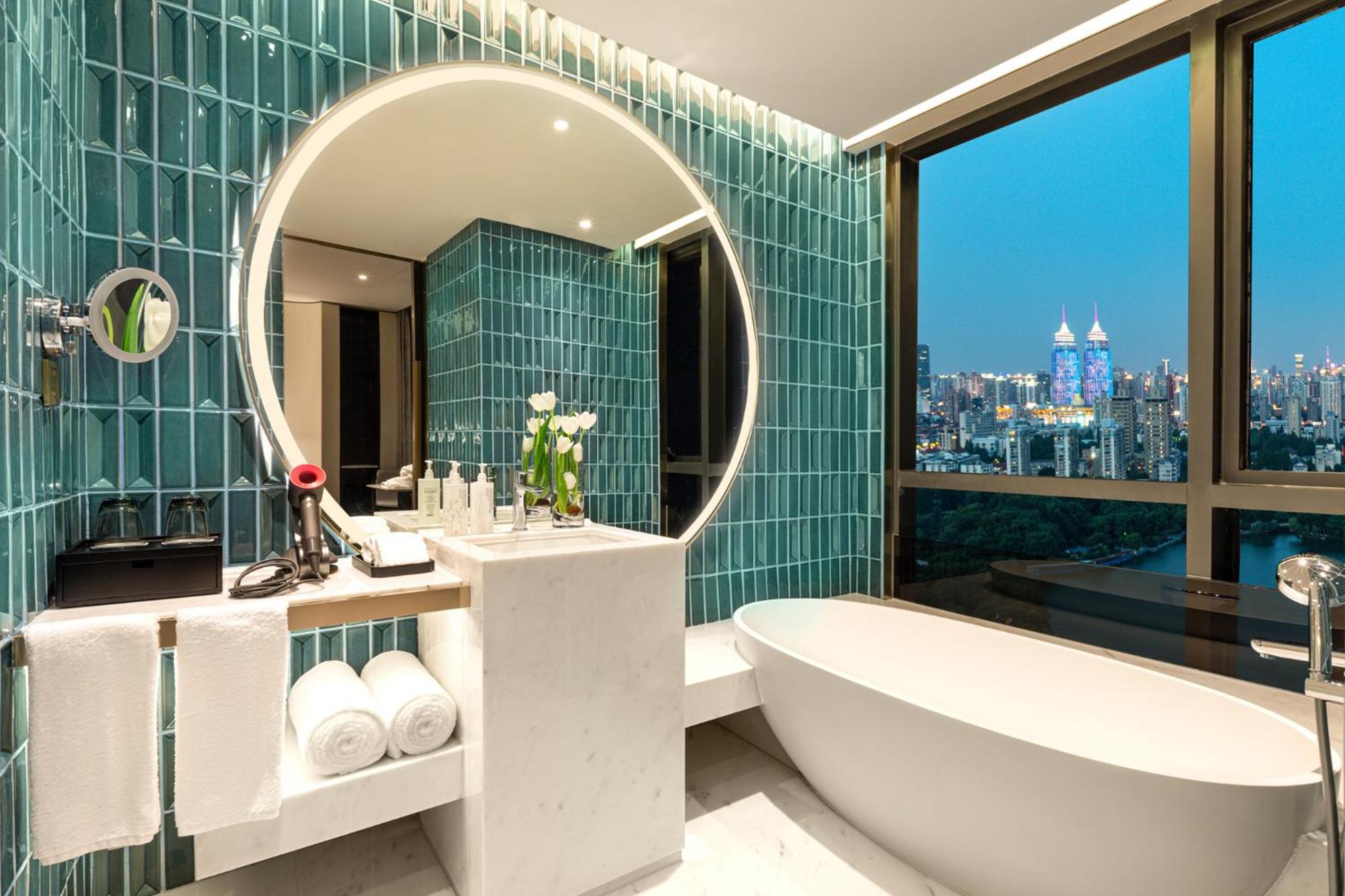 Premium Twin Room with Lounge Access thumbnail 5