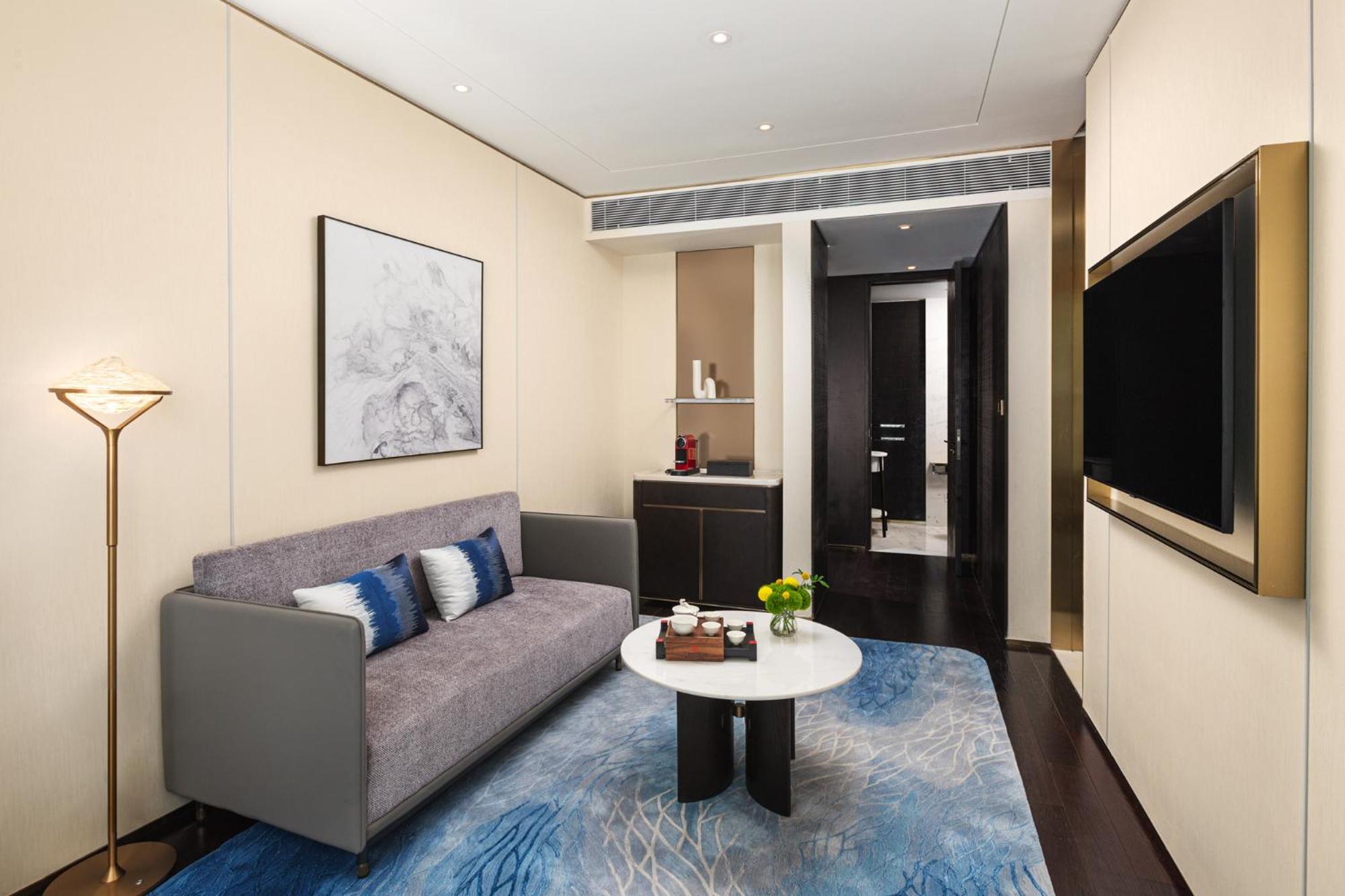 One-Bedroom Suite Lounge Access thumbnail 5