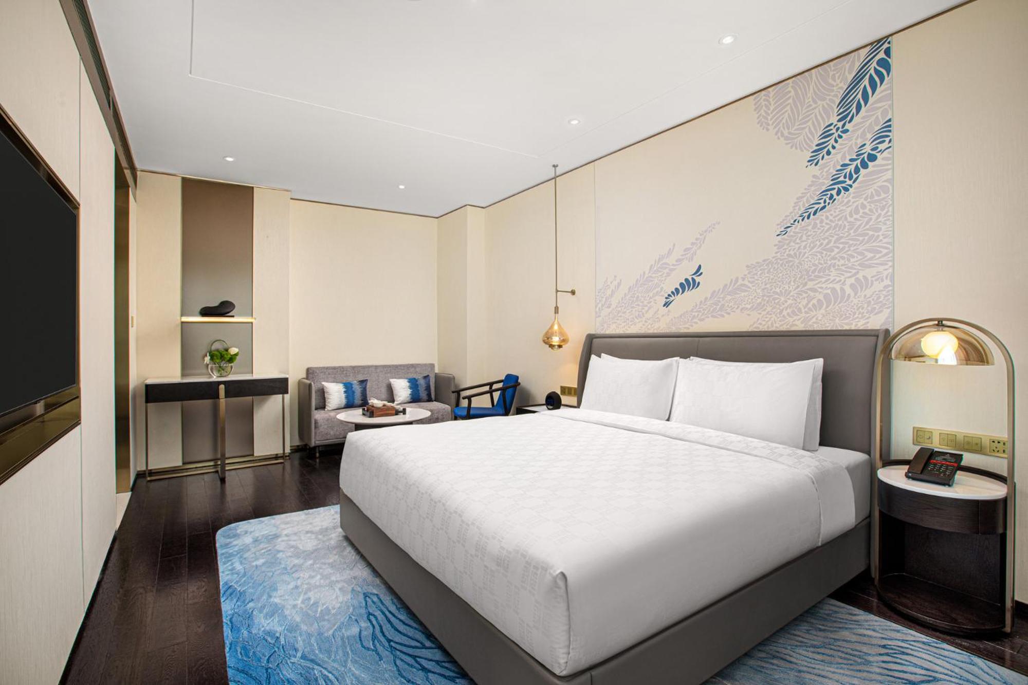 One-Bedroom Suite Dining Area Lake View