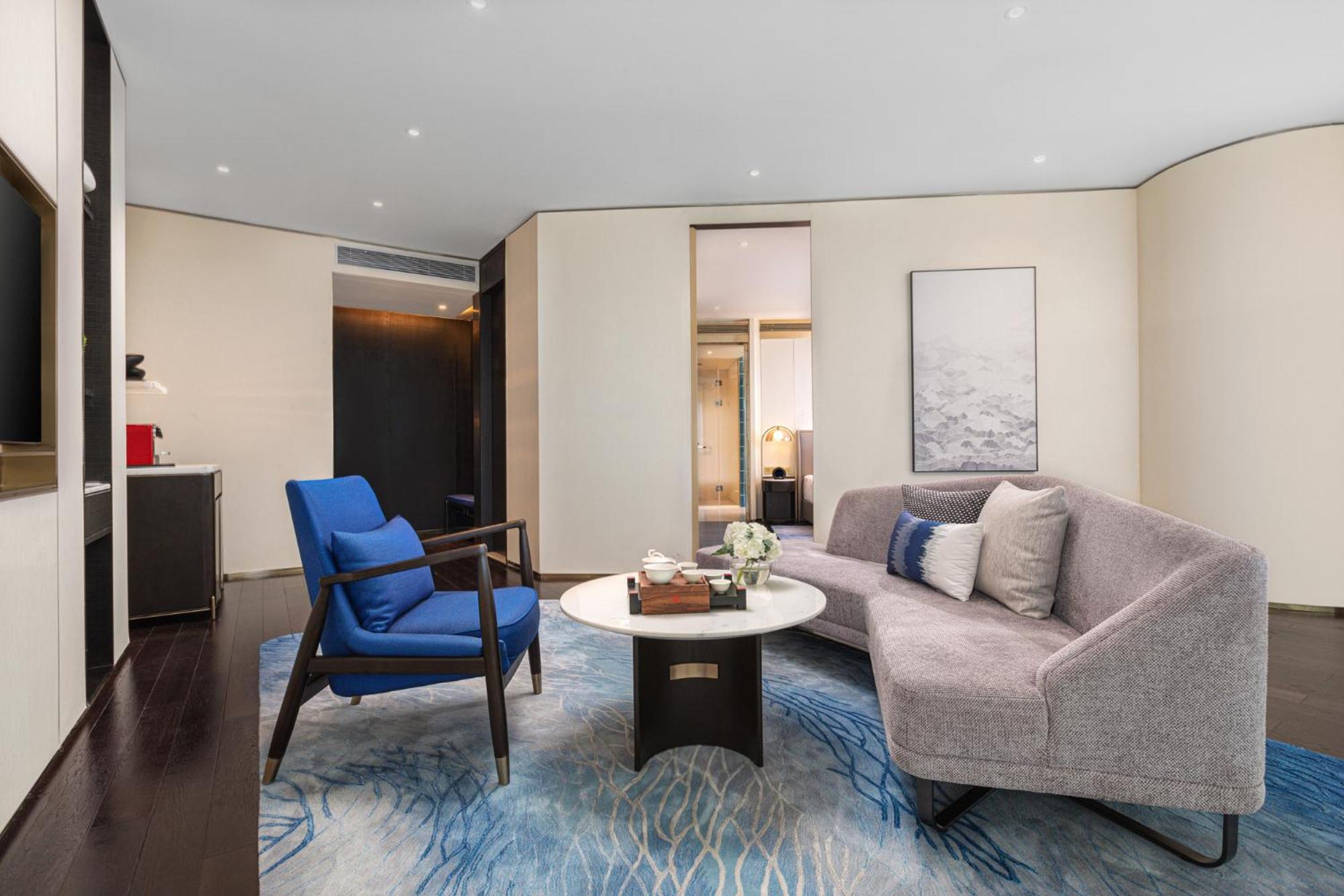 One-Bedroom Suite with Living Area on Mid Floor - Nonsmoking thumbnail 5