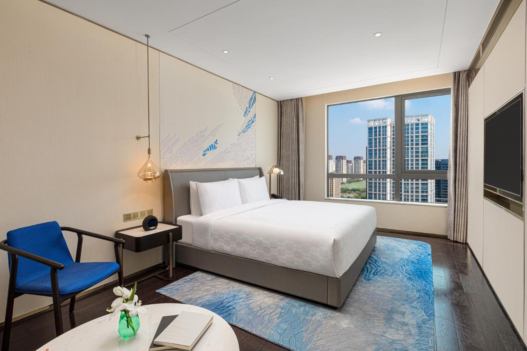 One-Bedroom Suite Dining Area Lake View