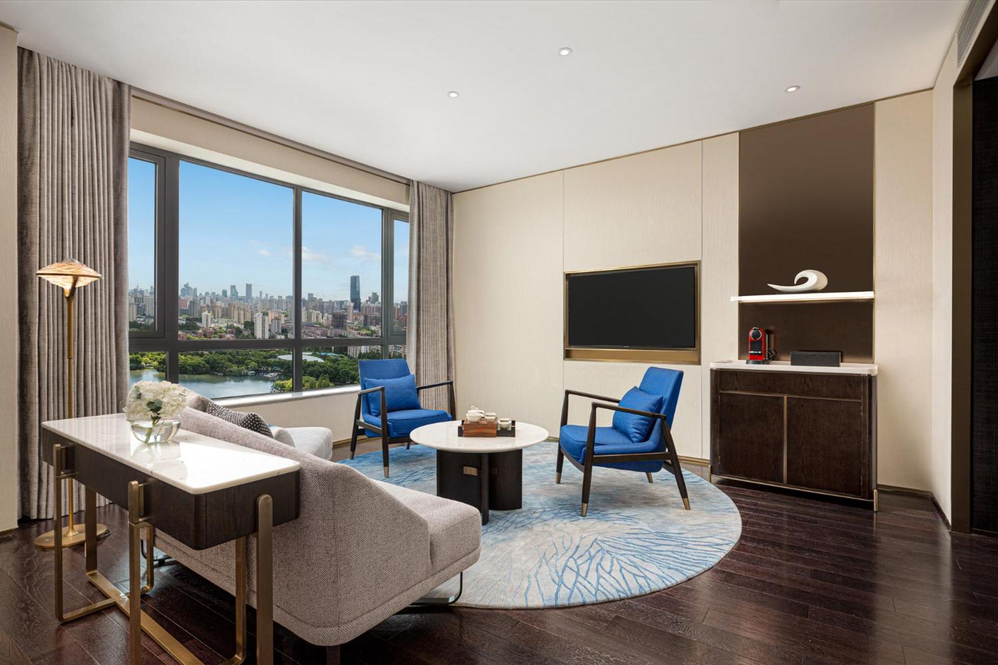 One-Bedroom Suite Dining Area Lake View thumbnail 6