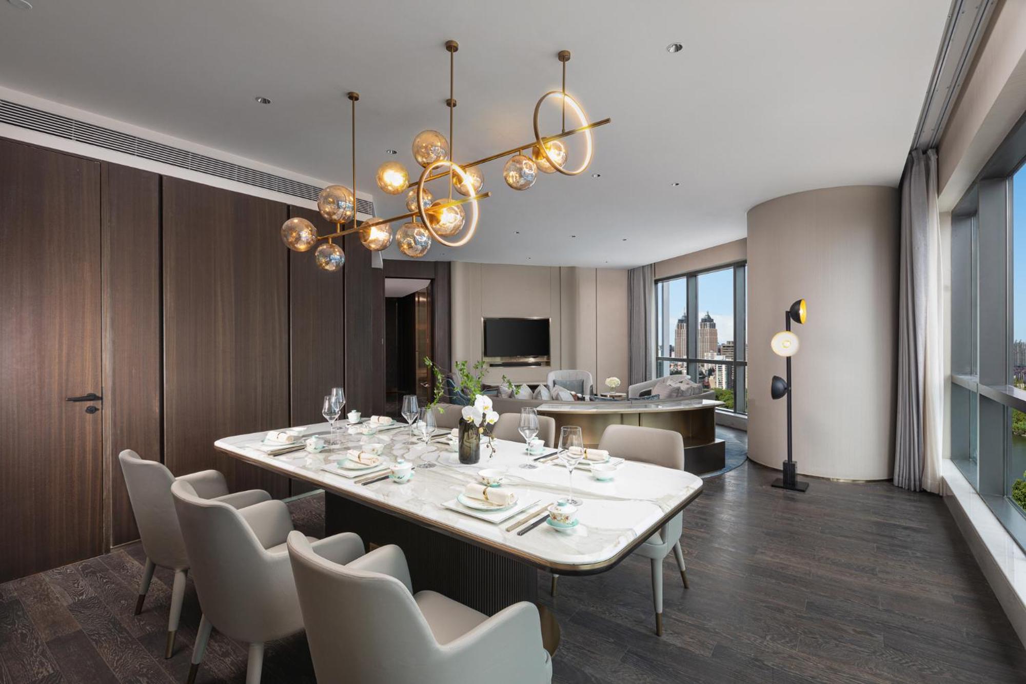 One-Bedroom King Suite with Kitchen