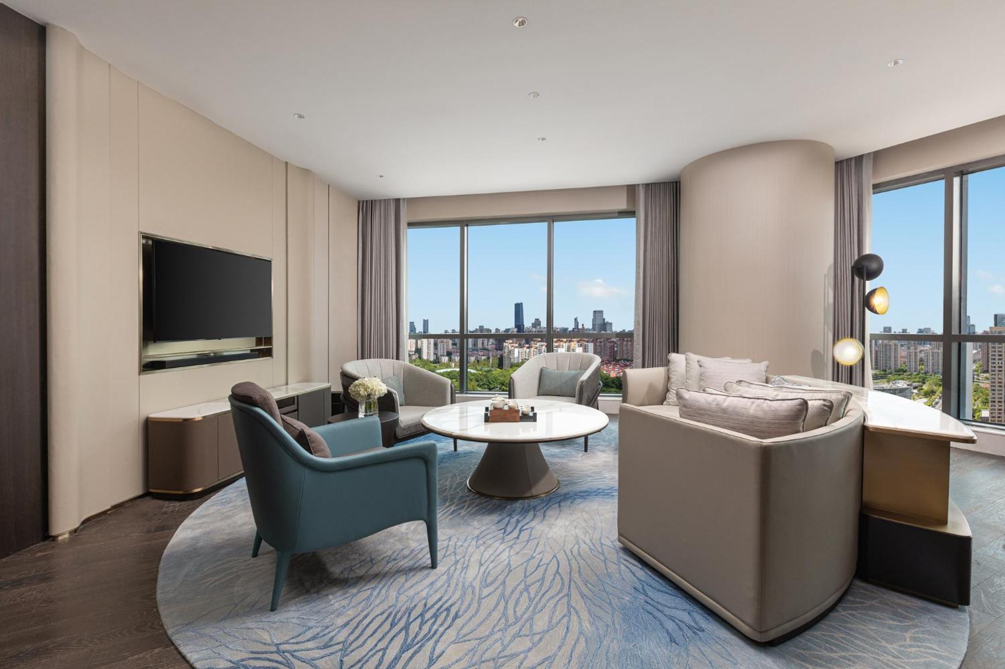 One-Bedroom King Suite with Kitchen thumbnail 5