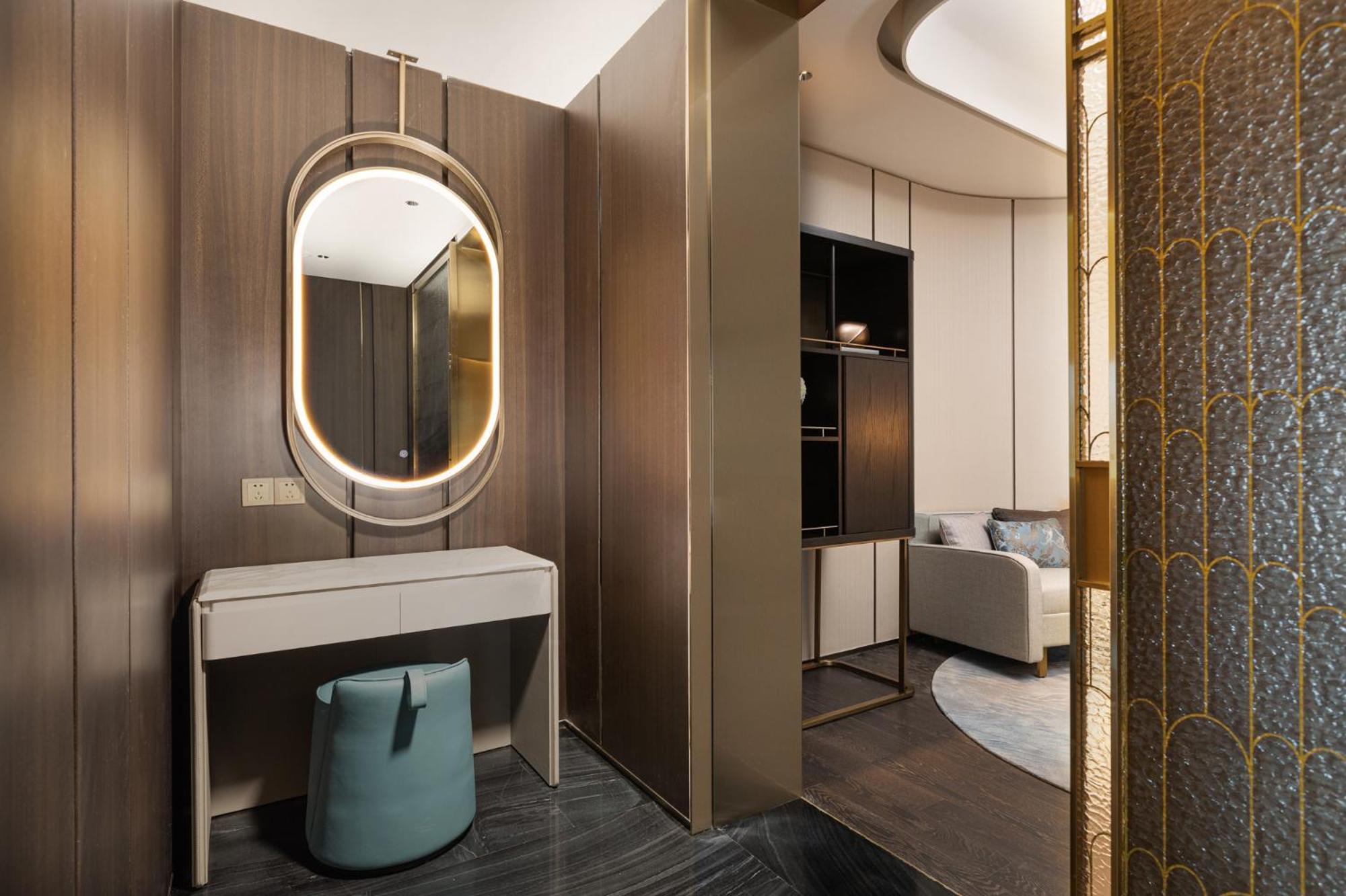 One-Bedroom King Suite with Kitchen thumbnail 6