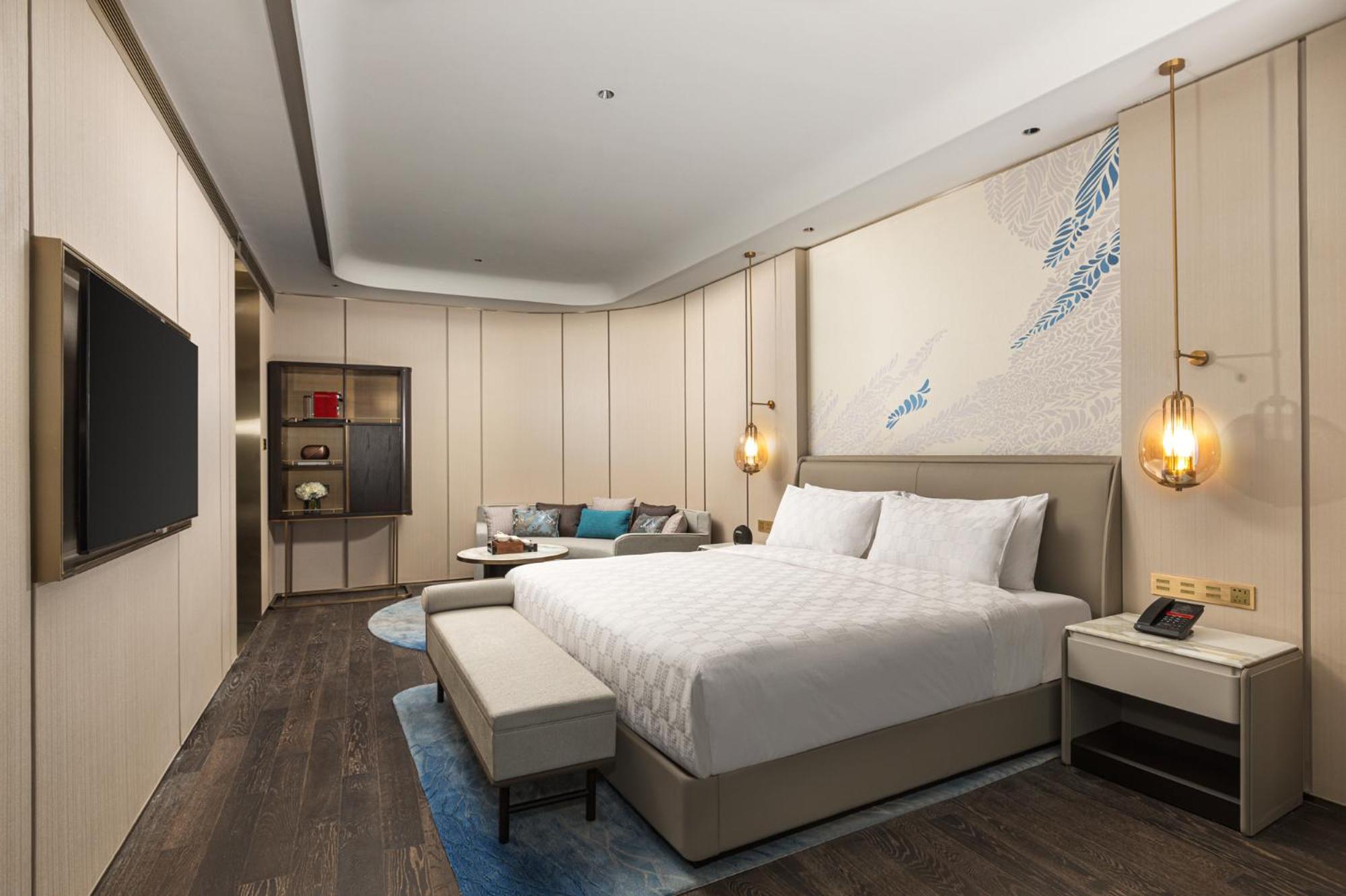 One-Bedroom King Suite with Kitchen
