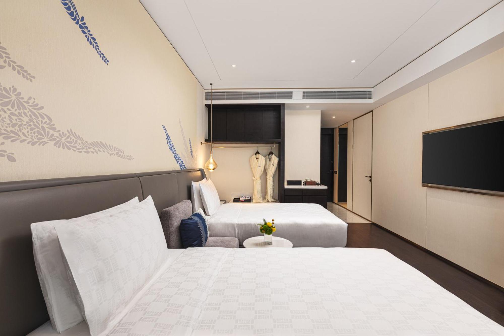 Double Room with Mobility Accessible Roll In Shower