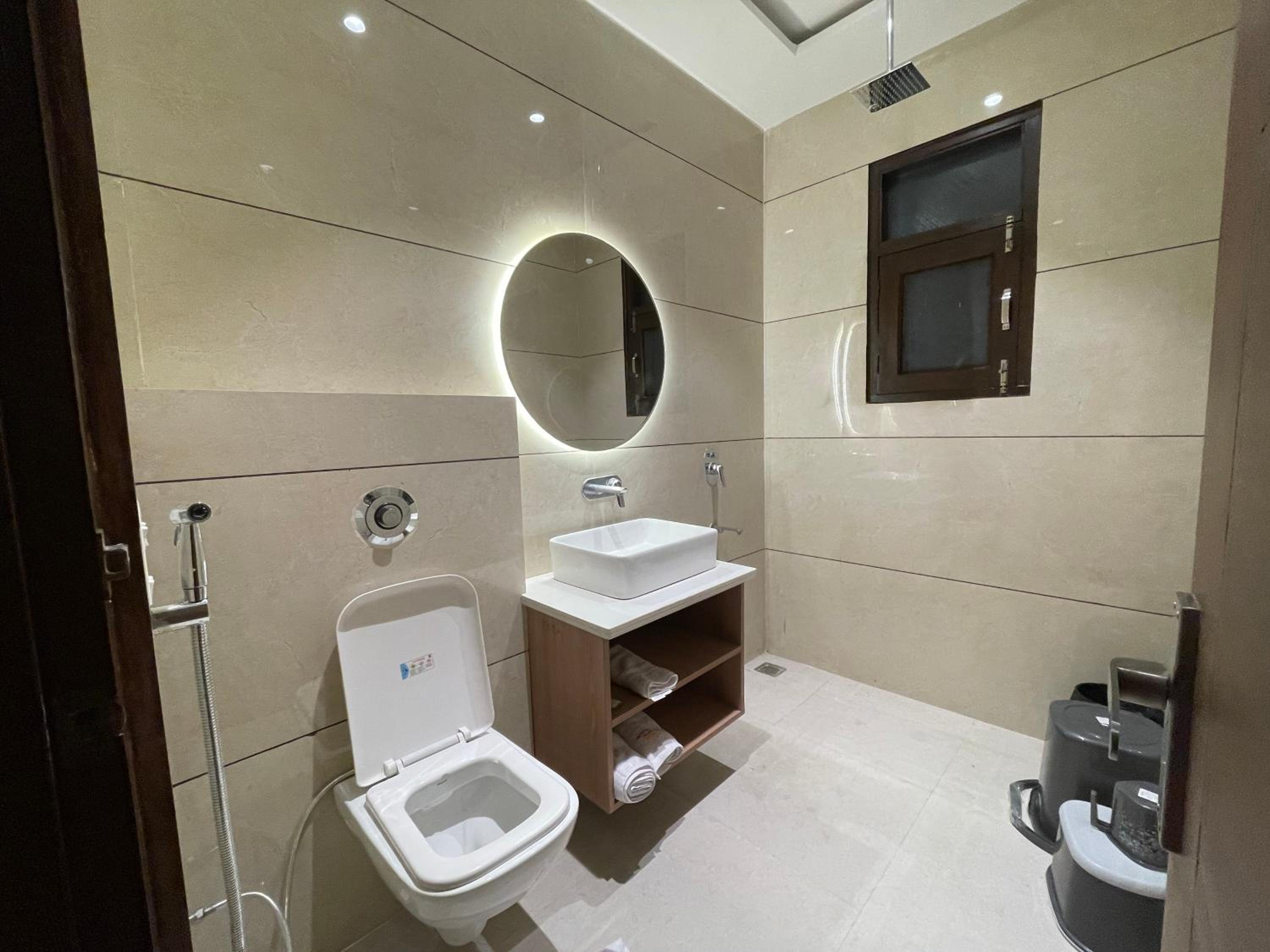 Deluxe King Room - Photo 15
