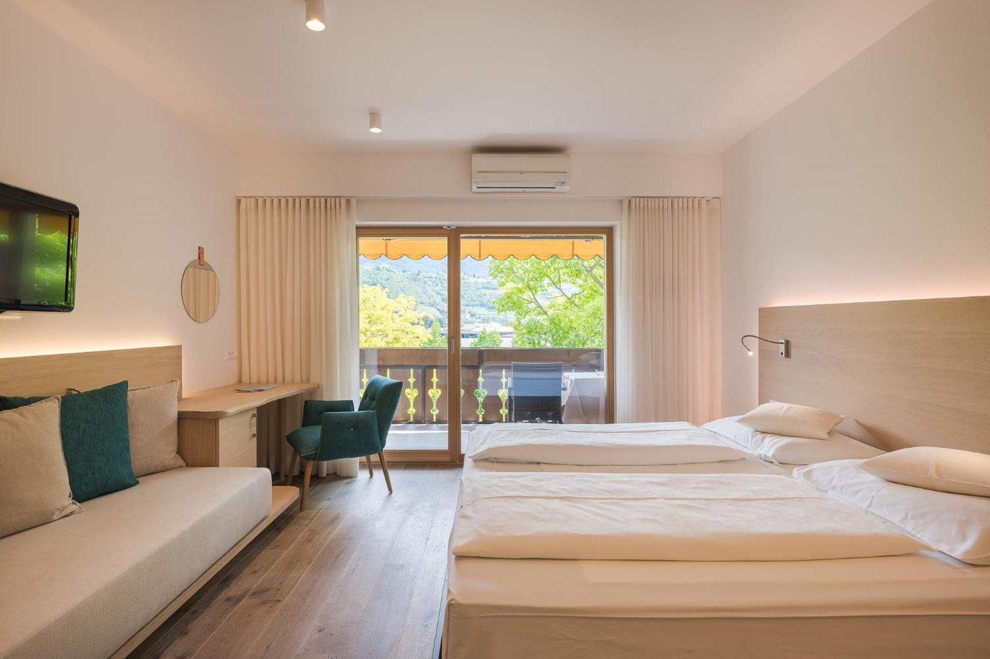 Double Room with Balcony - Photo 1