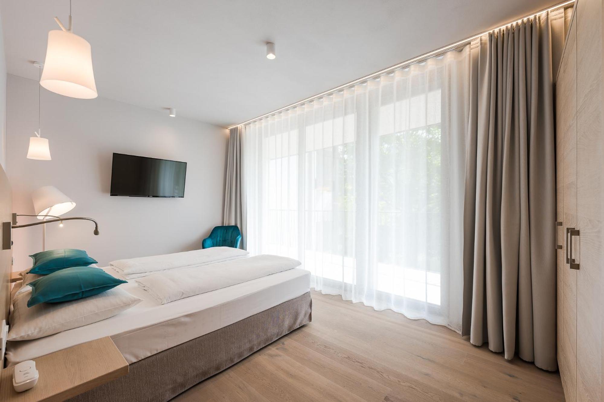 Double Room with Balcony - Photo 2