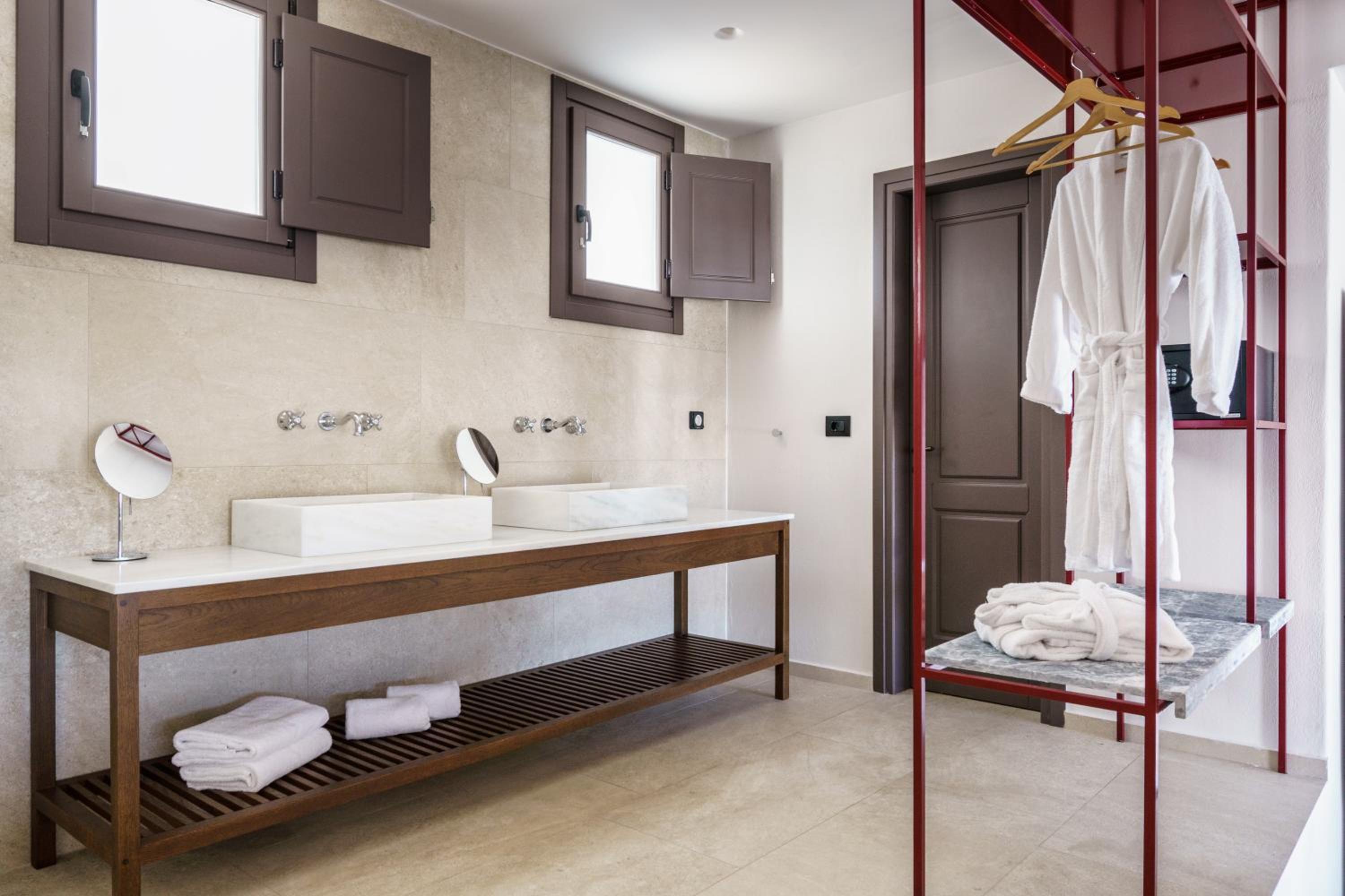 Superior Suite with Sea View - Photo 21