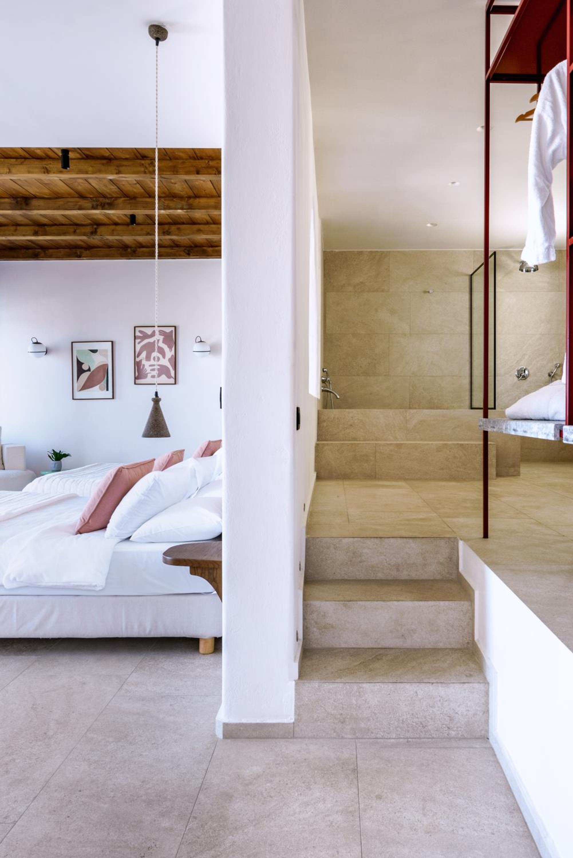 Superior Suite with Sea View - Photo 12
