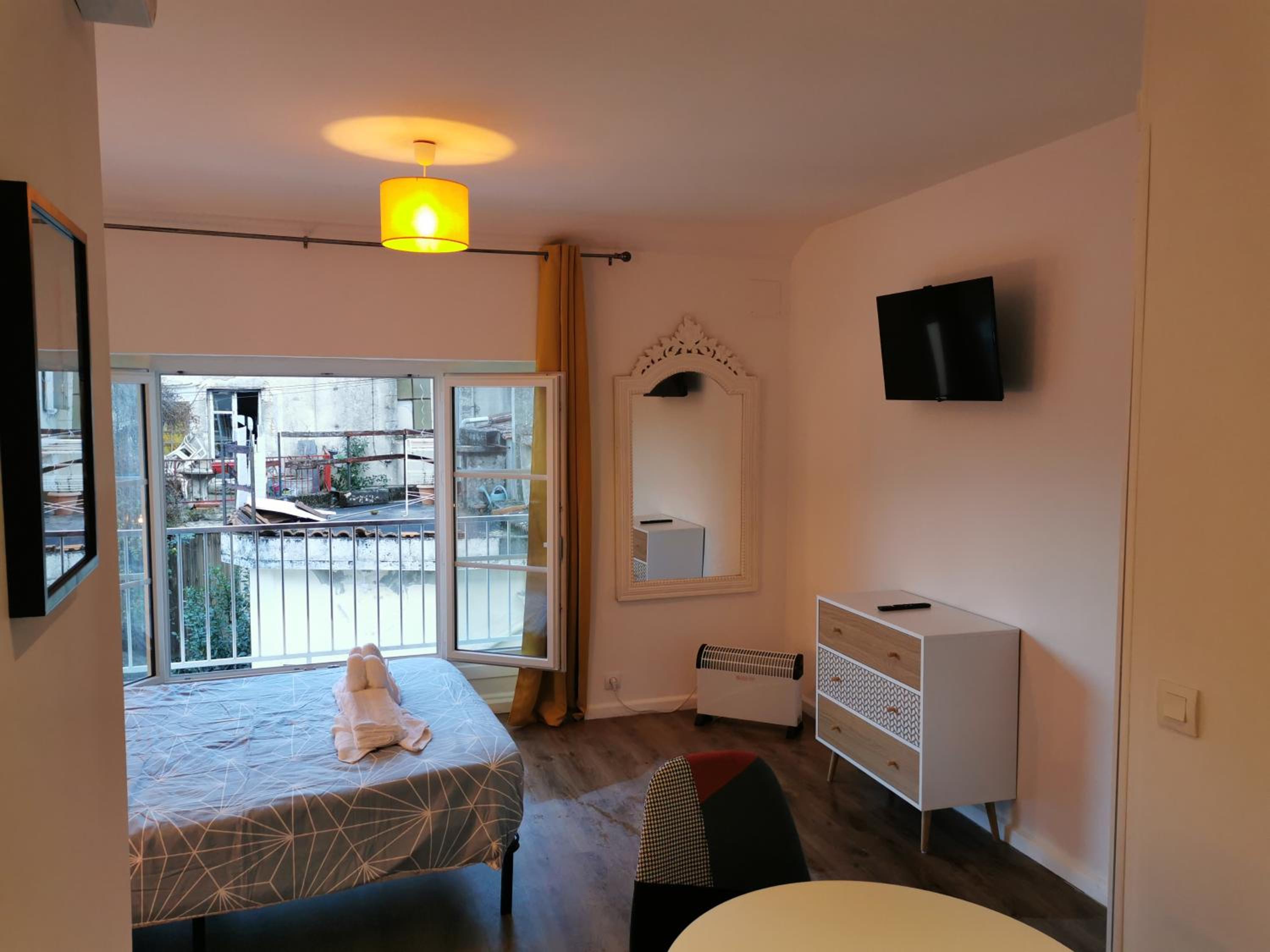 Budget Double Room - Photo 7