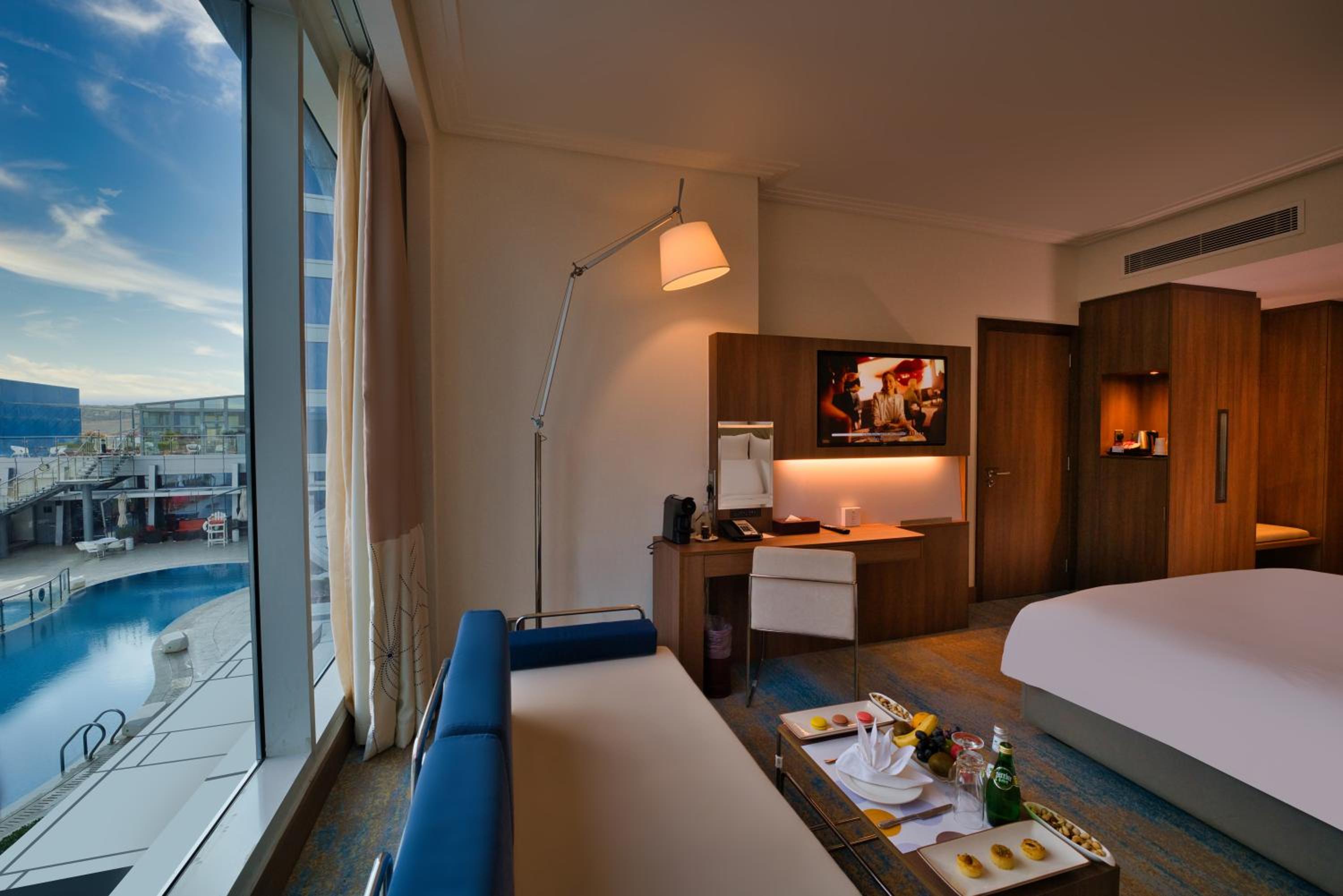 Superior King Room with Pool View thumbnail 6