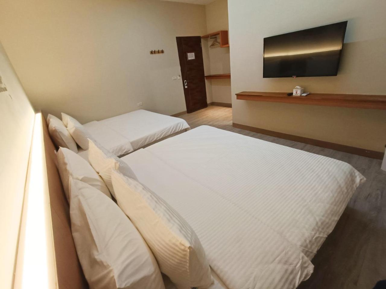 Queen Room with Two Queen Beds photo 3