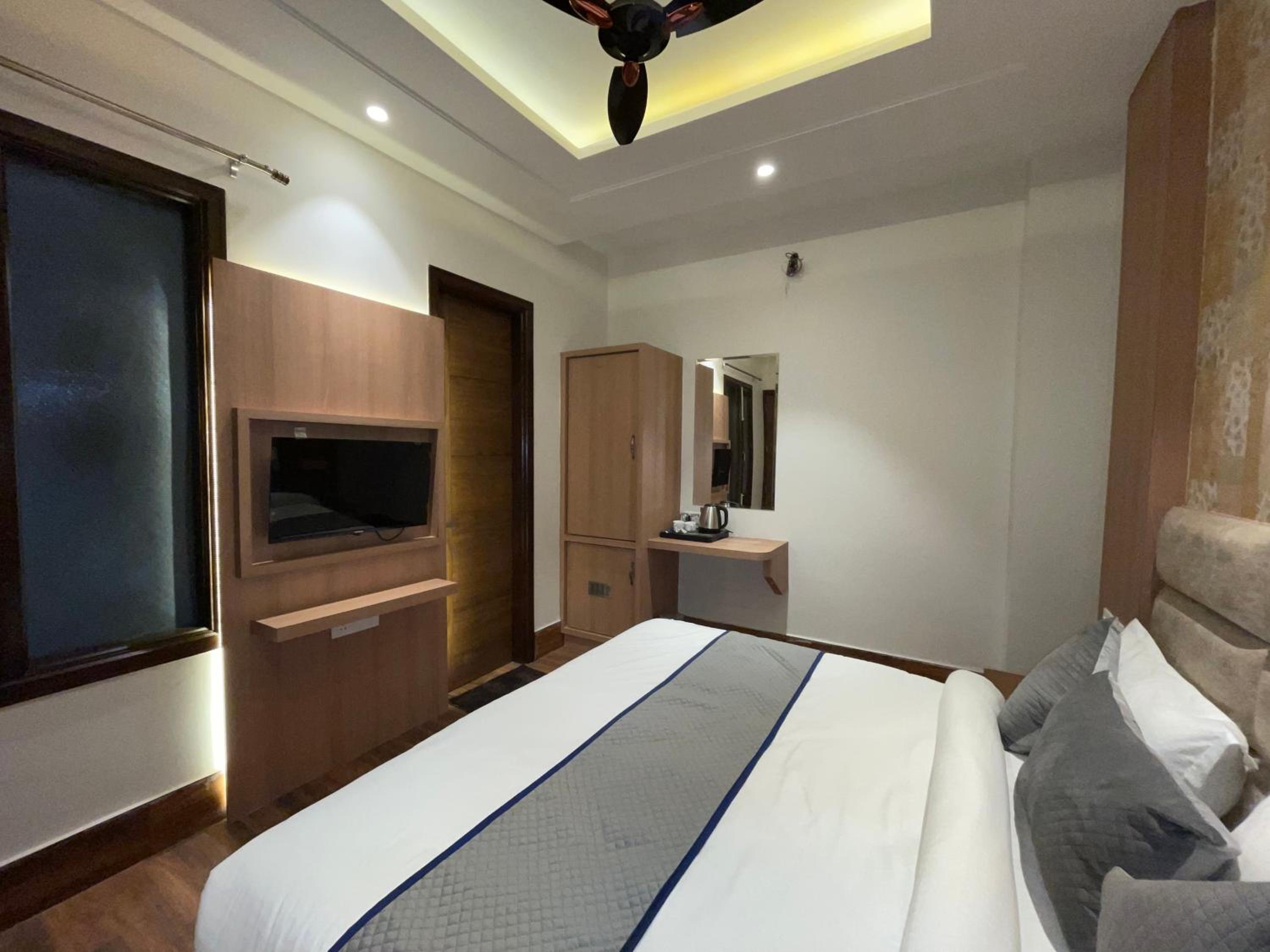 Deluxe King Room - Photo 14