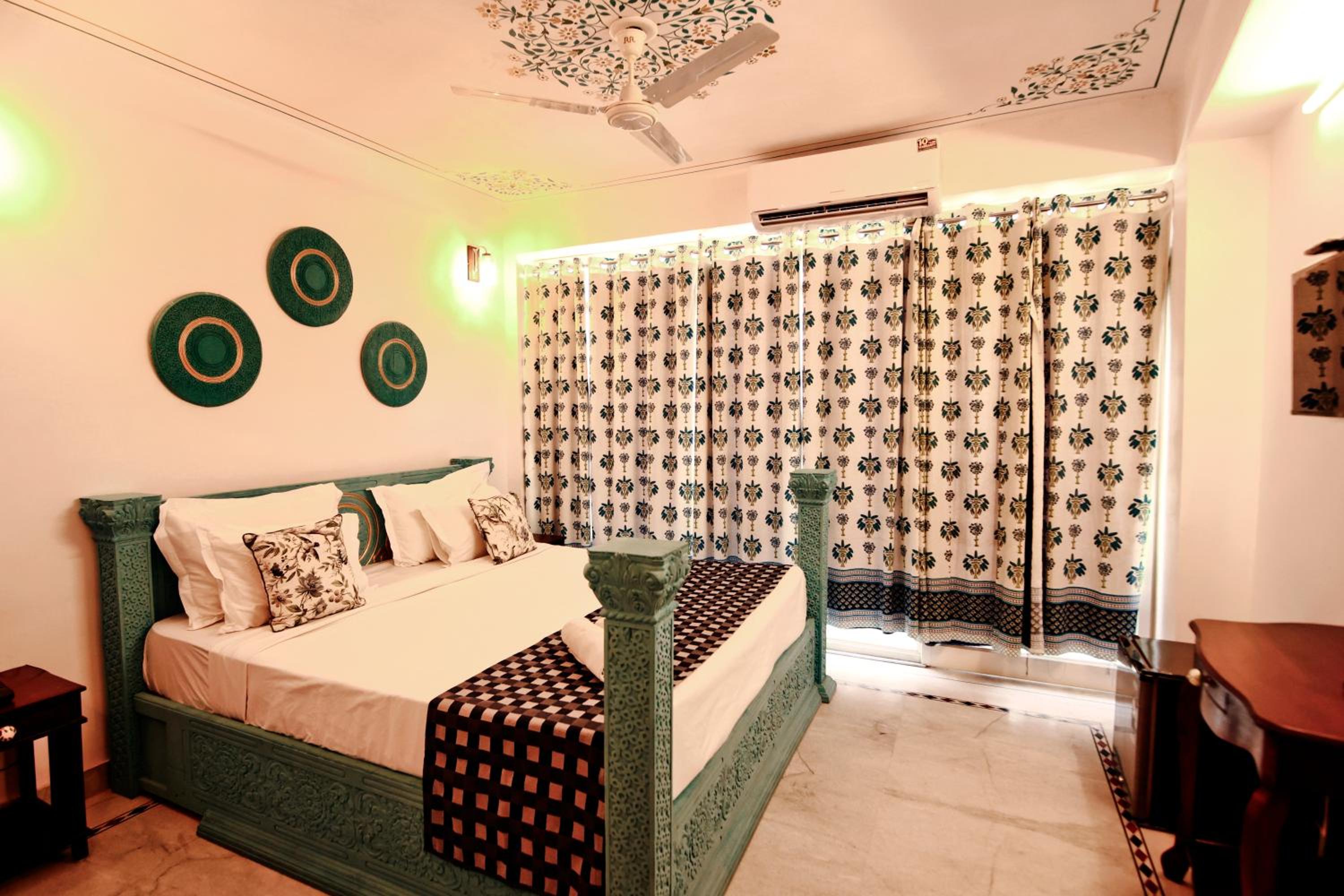  Premium Lake View Room with Balcony - Photo 17