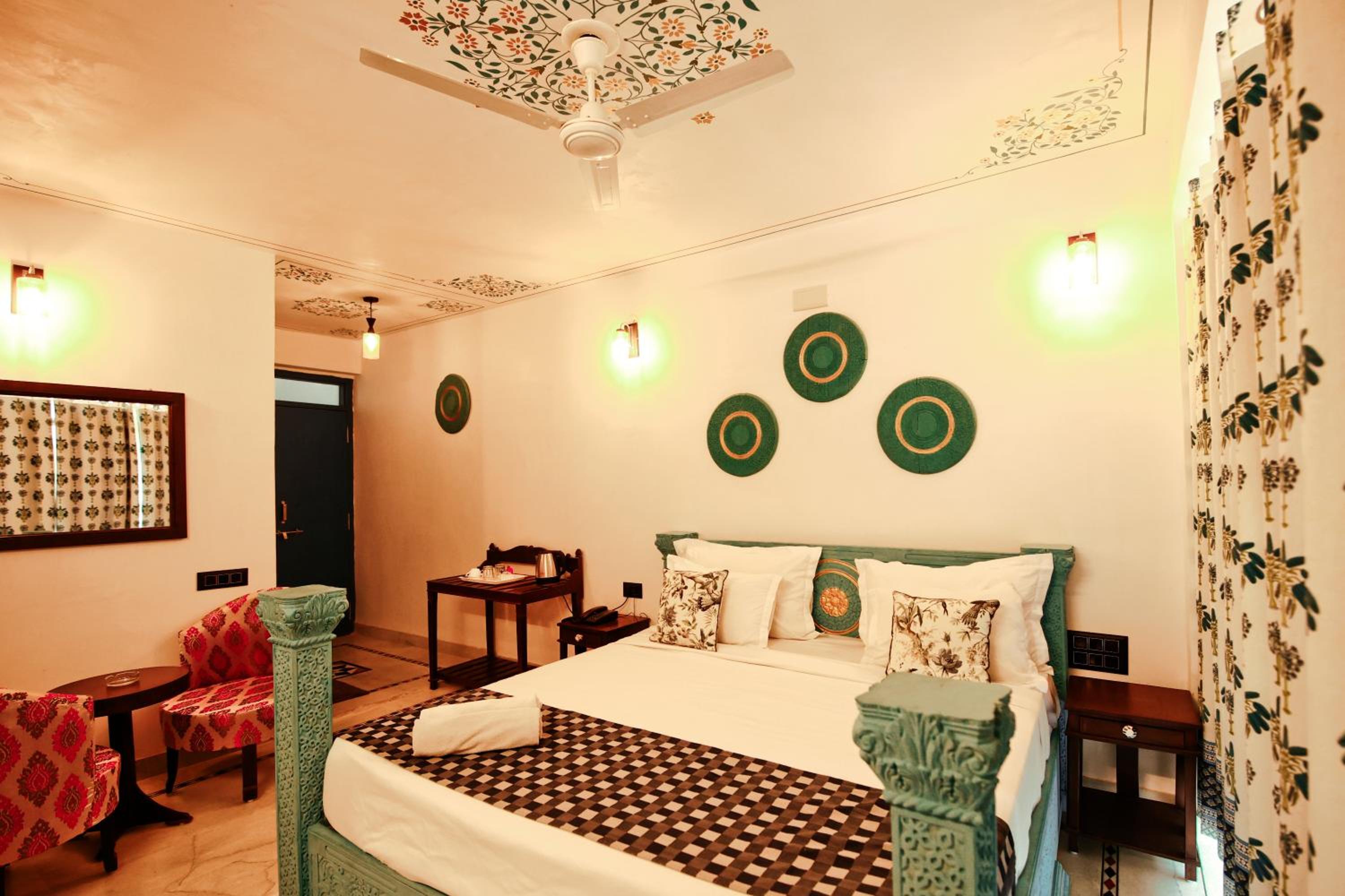  Premium Lake View Room with Balcony - Photo 1