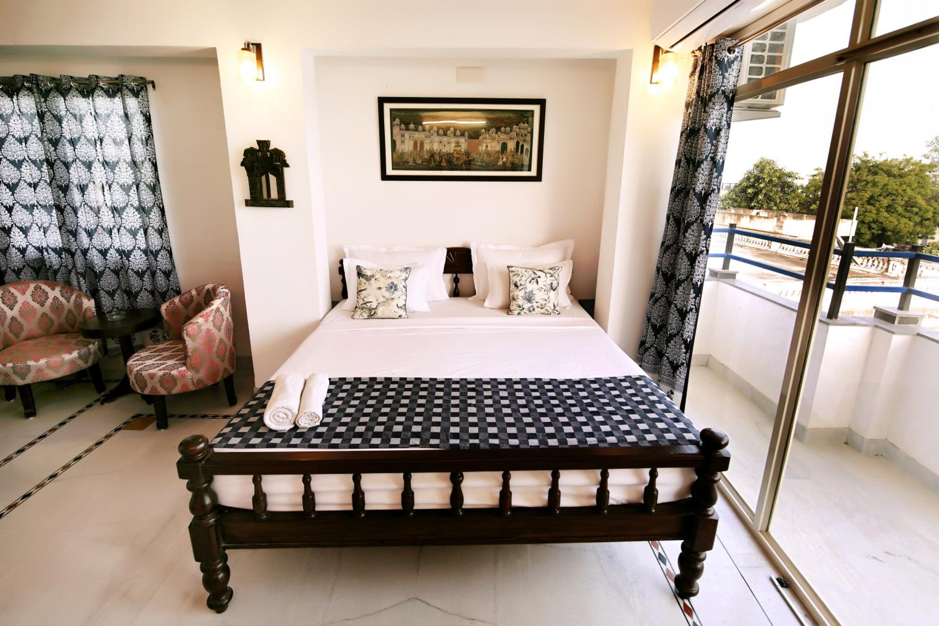  Premium Lake View Room with Balcony - Photo 16