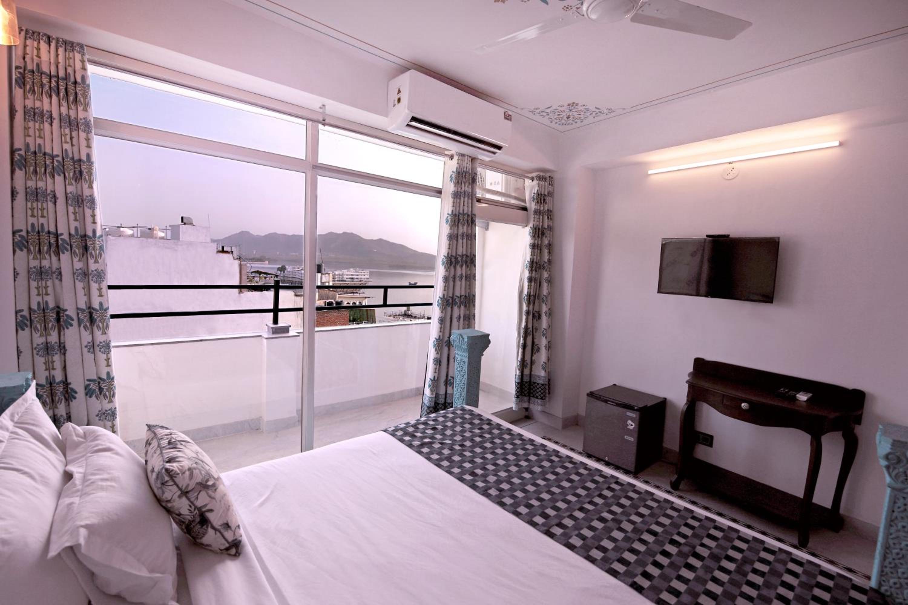  Premium Lake View Room with Balcony - Photo 15
