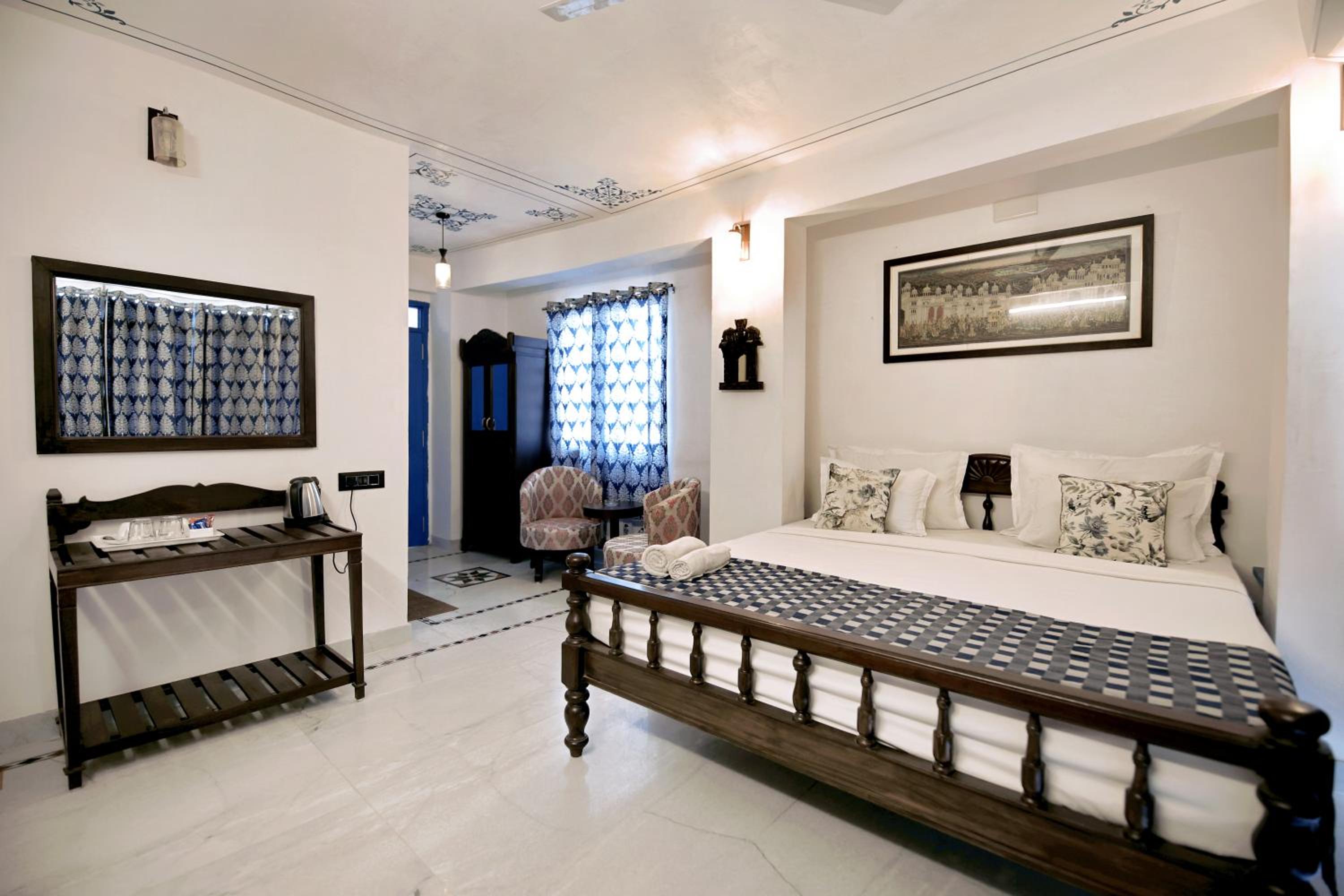  Premium Lake View Room with Balcony - Photo 13