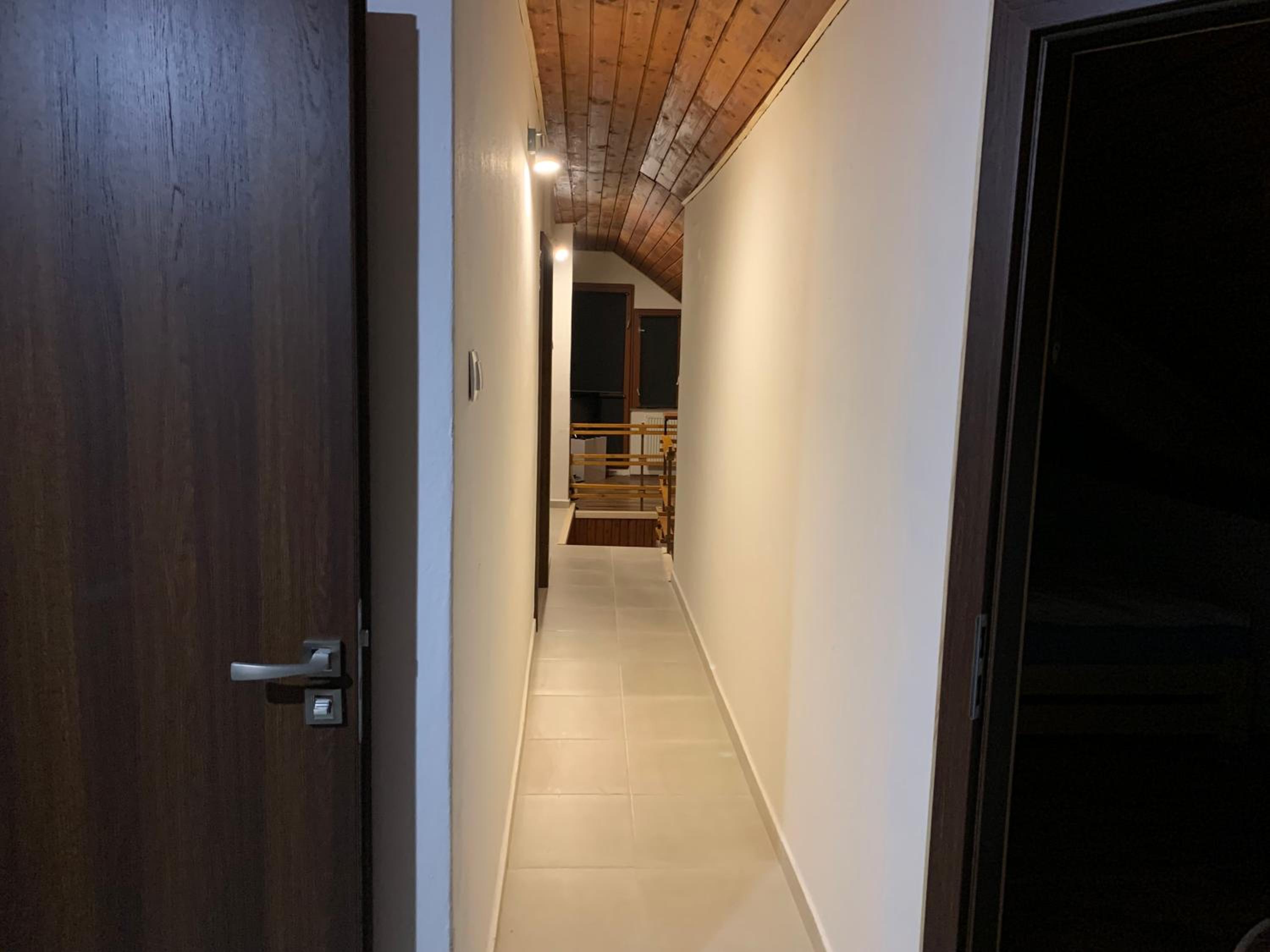 Eight-Bedroom House - Photo 4