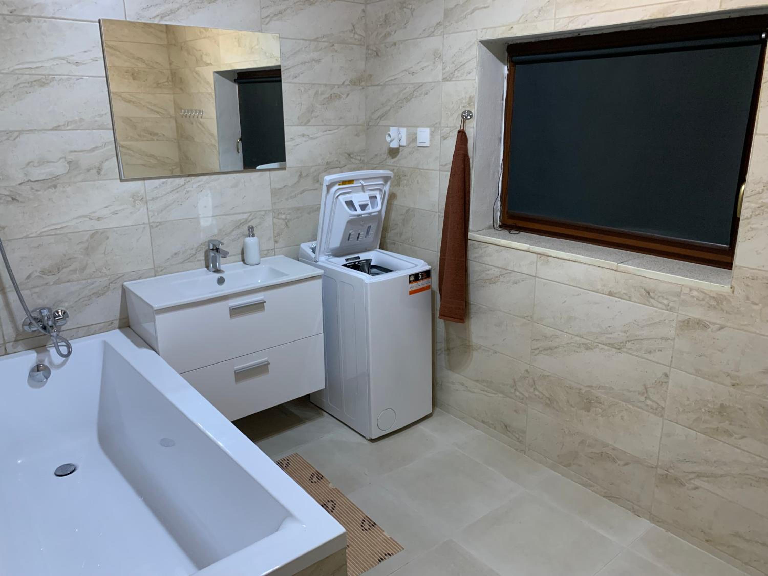 Eight-Bedroom House - Photo 5