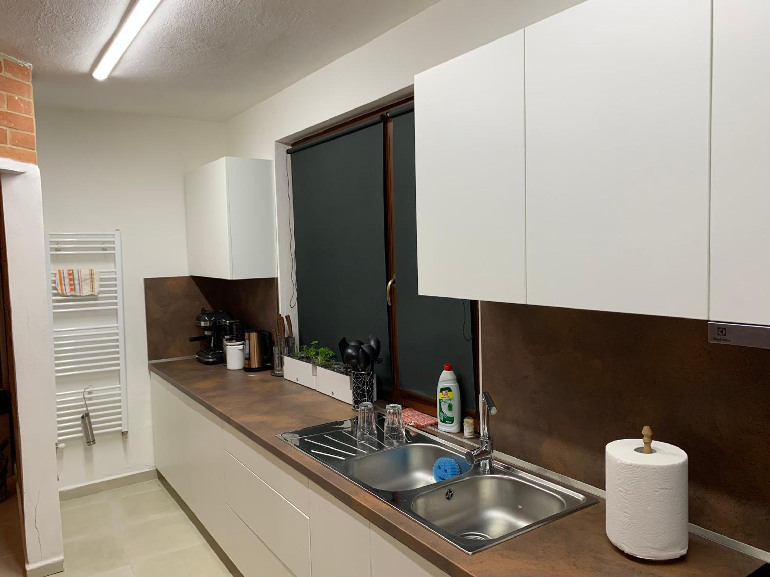 Eight-Bedroom House - Photo 6