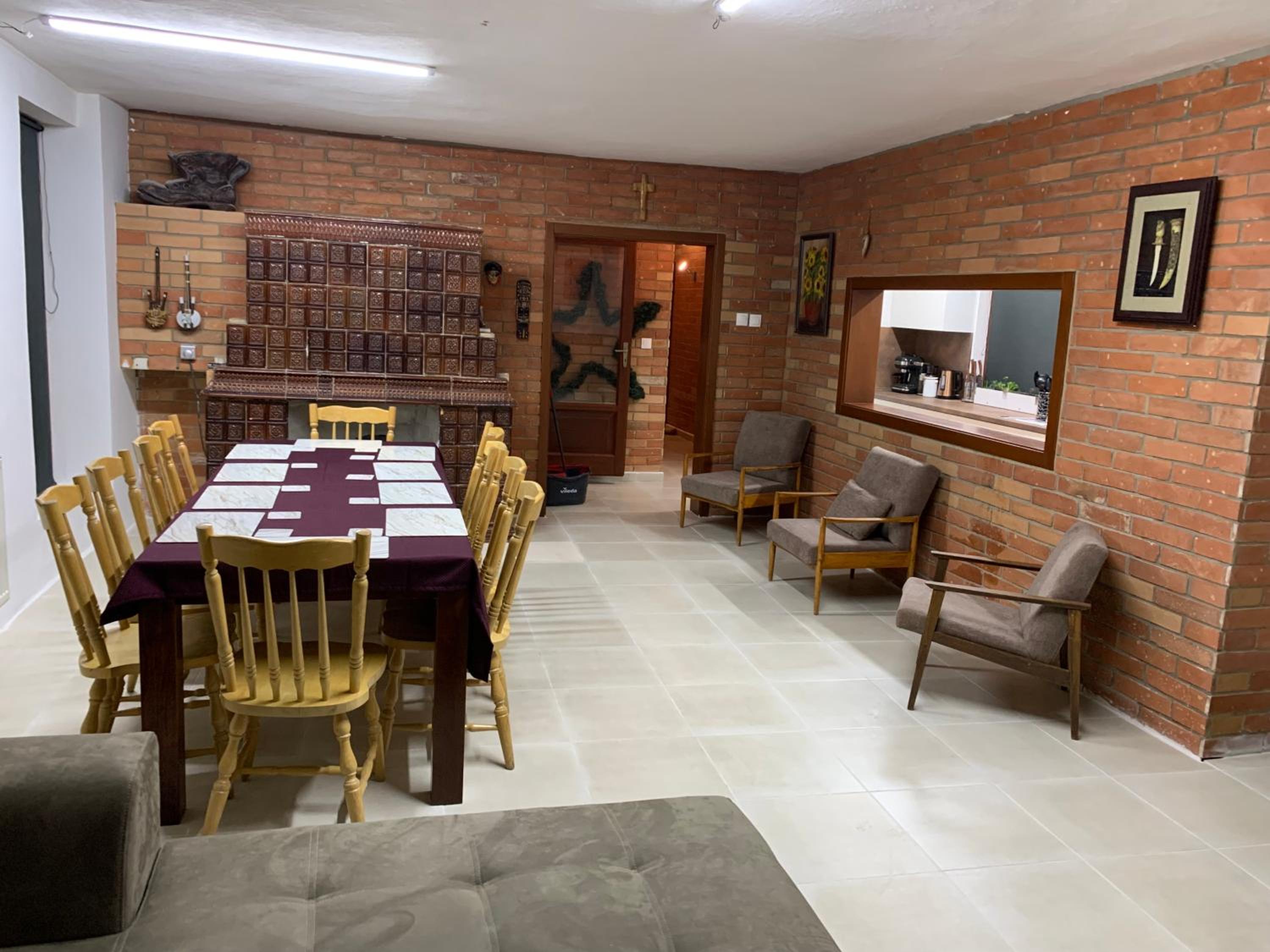 Eight-Bedroom House - Photo 9