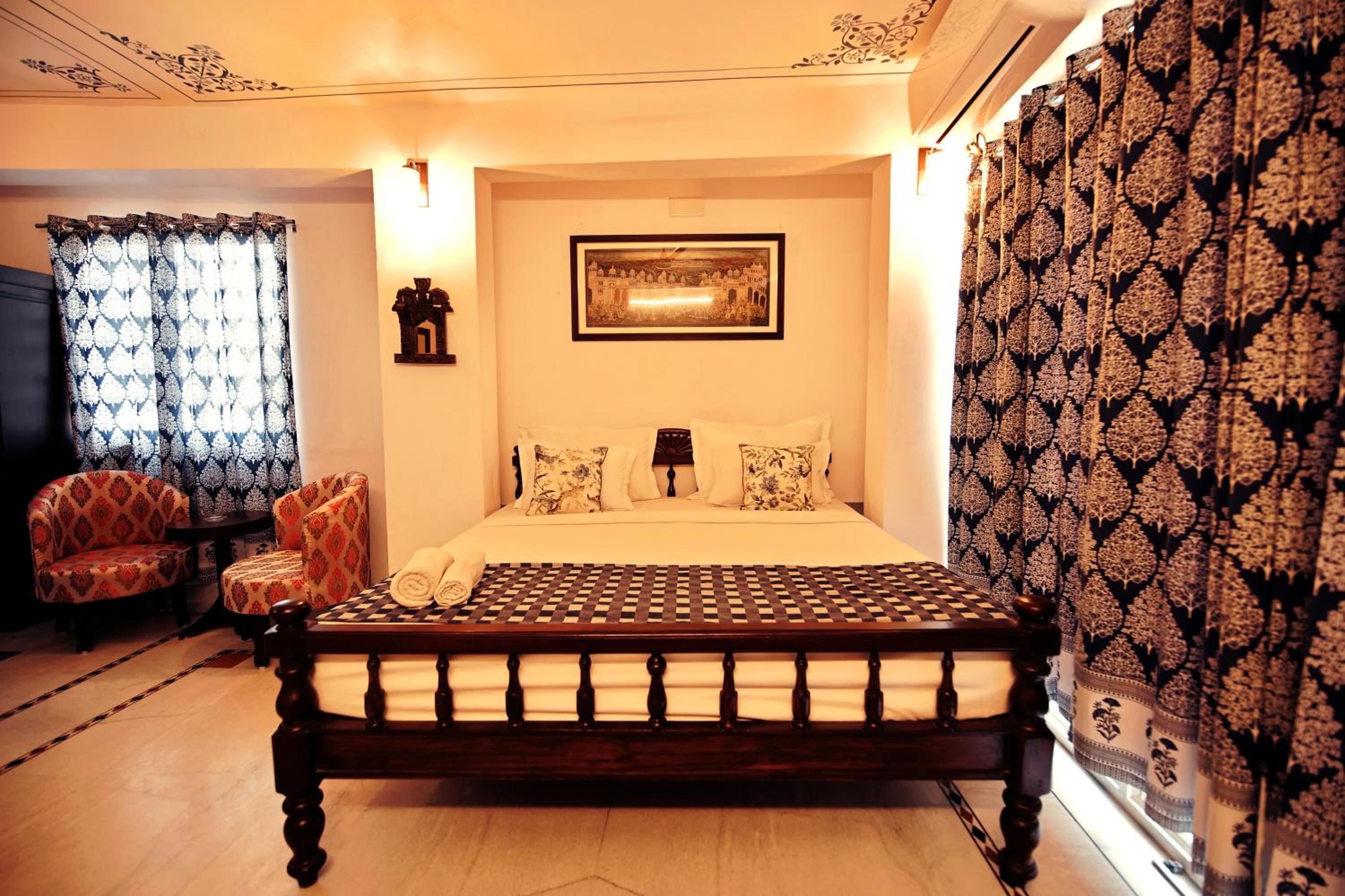  Premium Lake View Room with Balcony - Photo 12