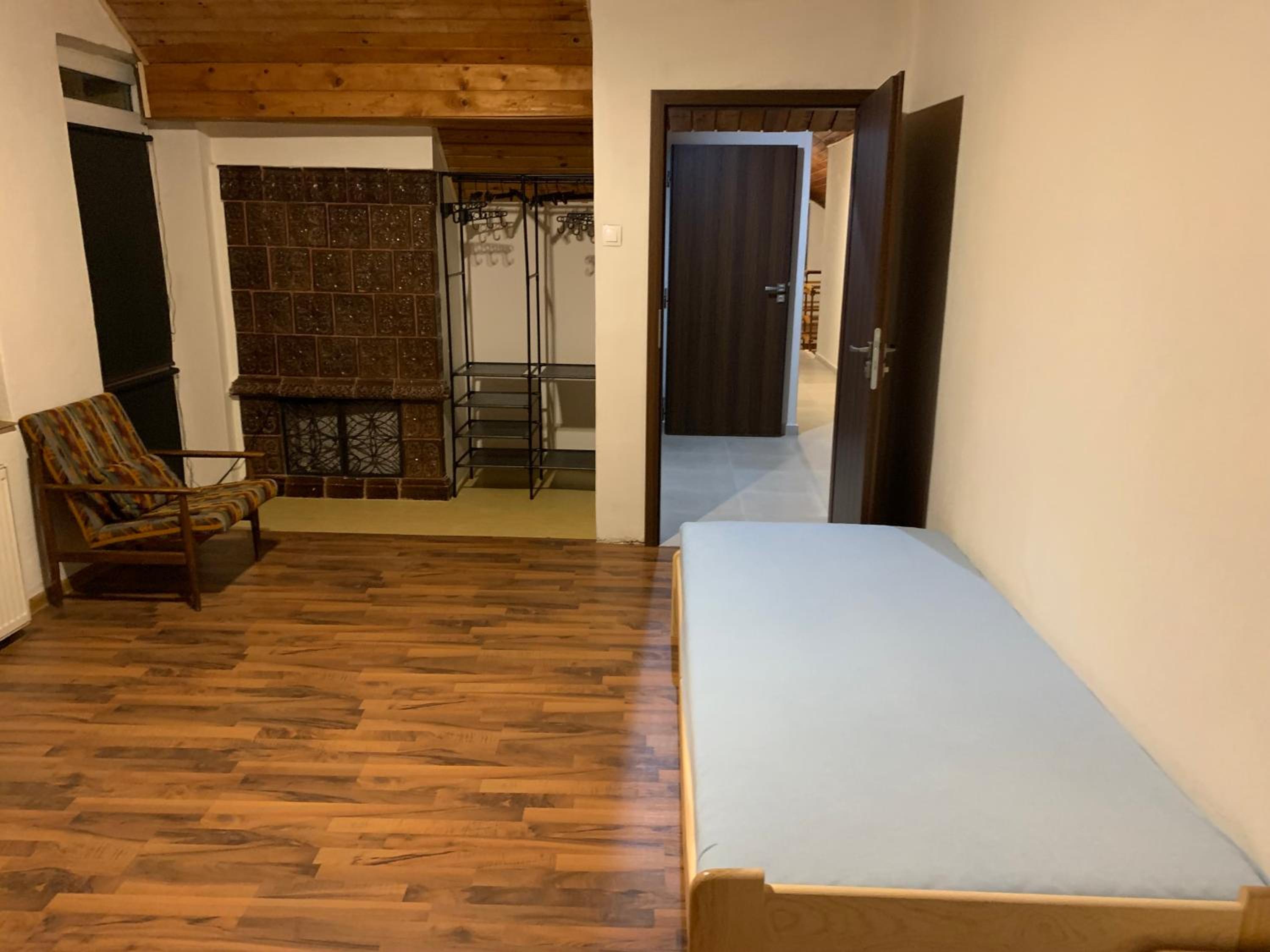 Eight-Bedroom House - Photo 11