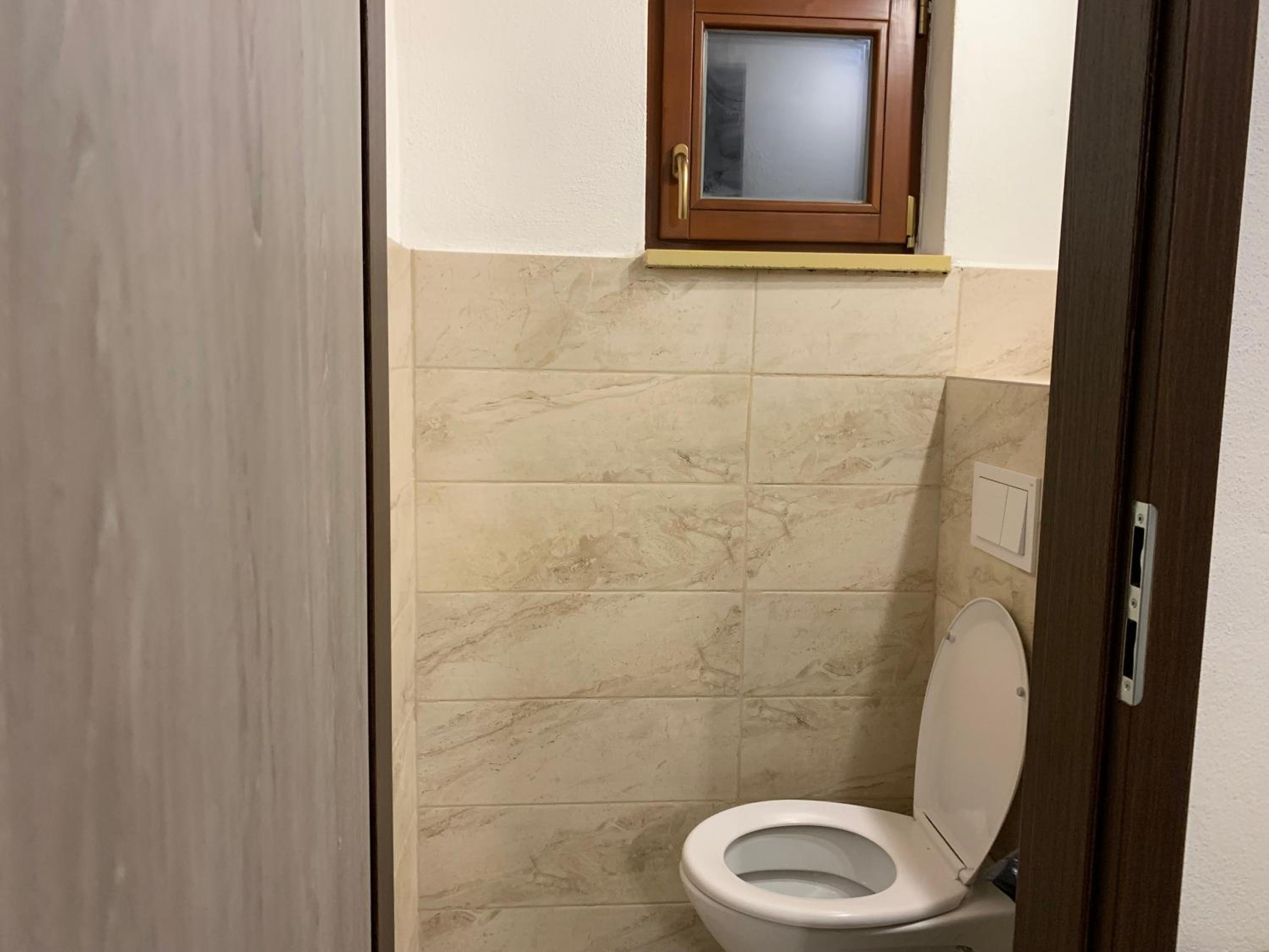 Eight-Bedroom House - Photo 14