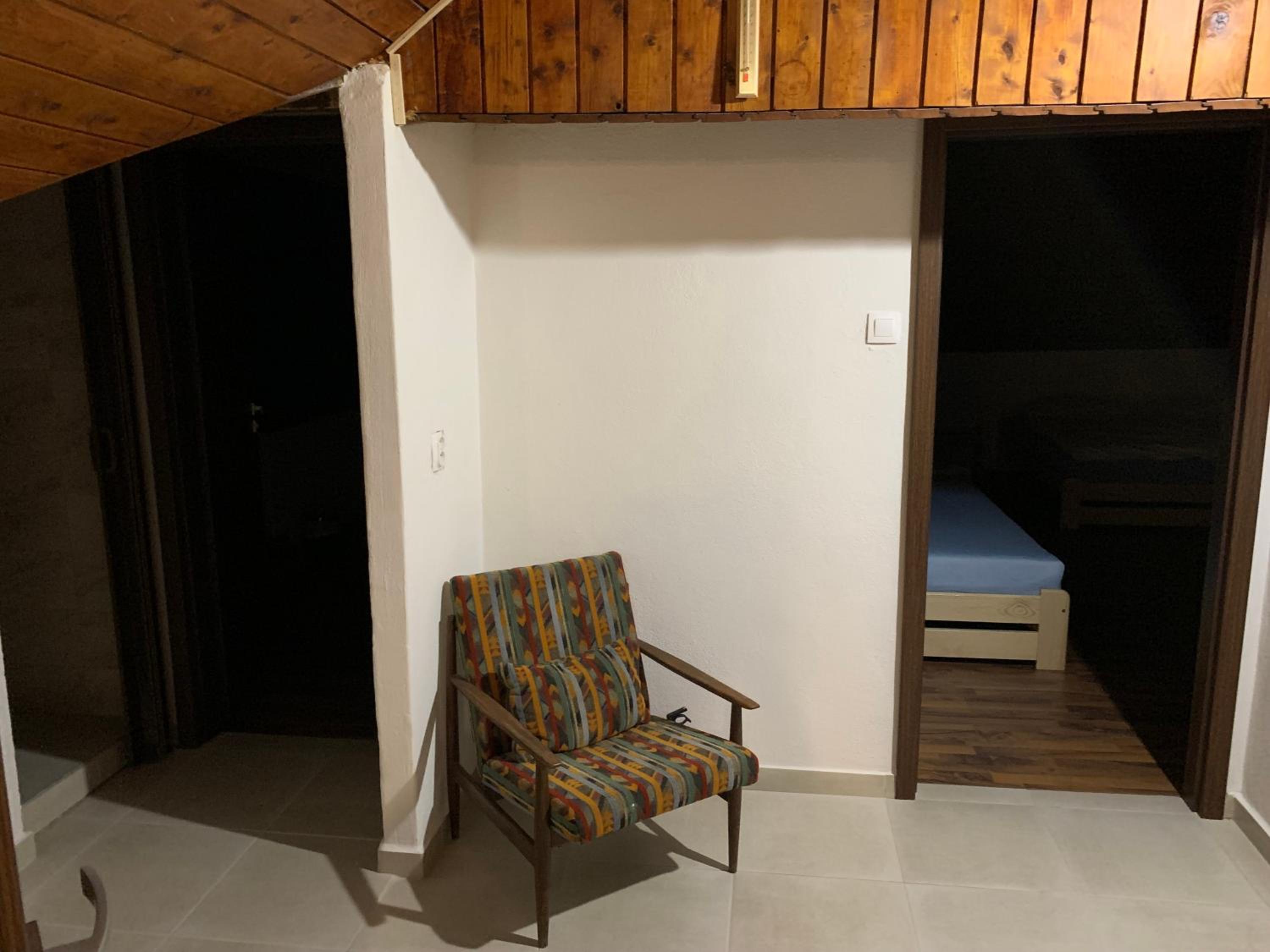 Eight-Bedroom House - Photo 15