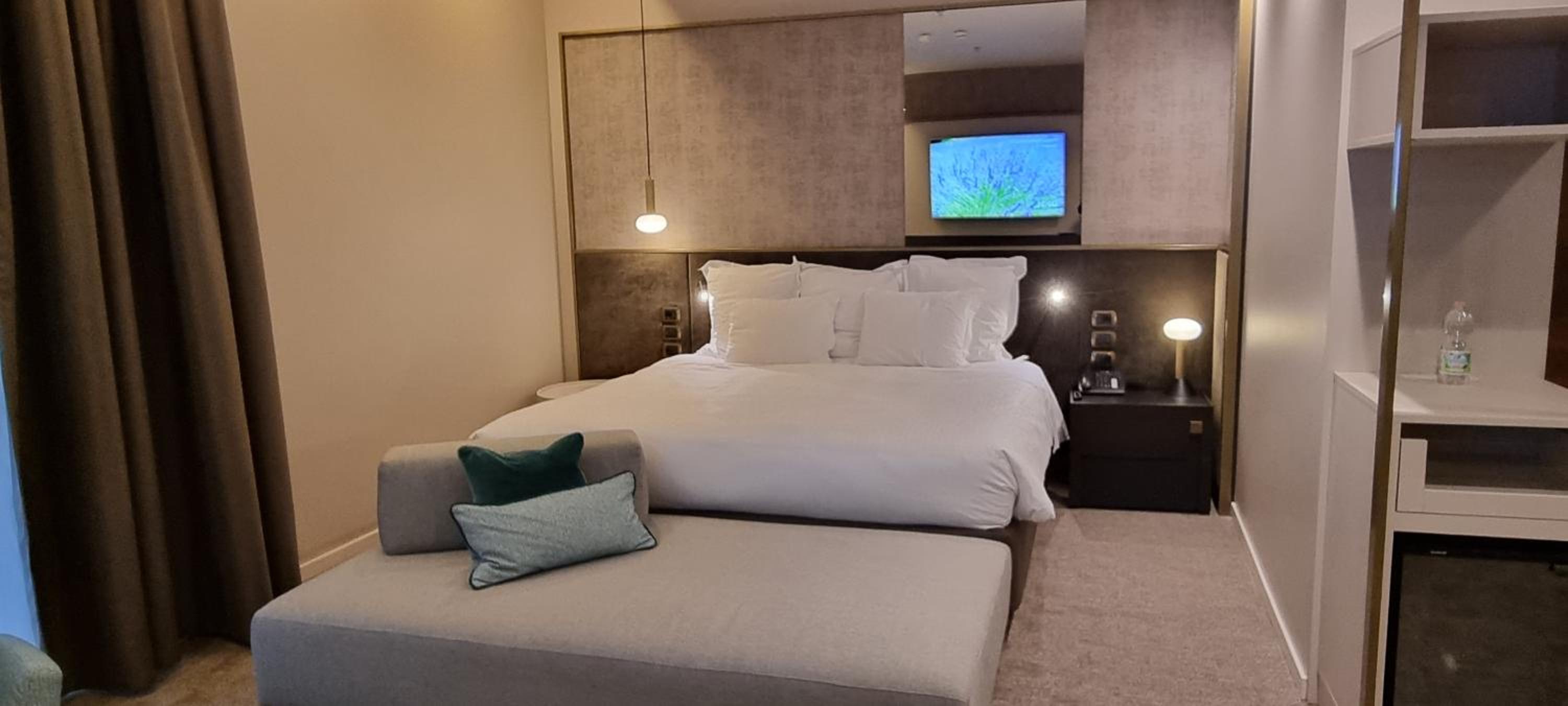 Deluxe One-Bedroom Junior King Suite  - Photo 16