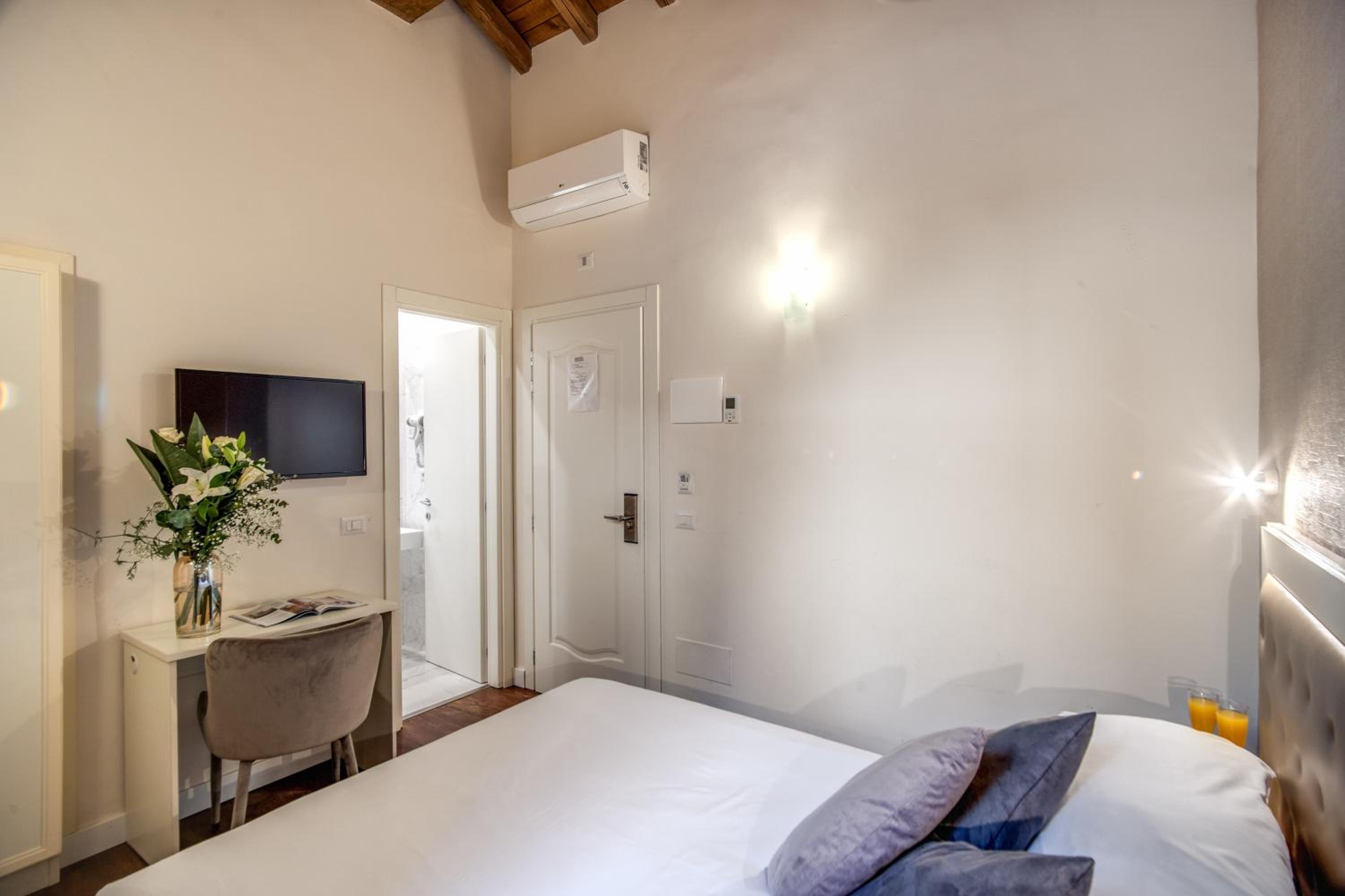Small Double Room photo 3