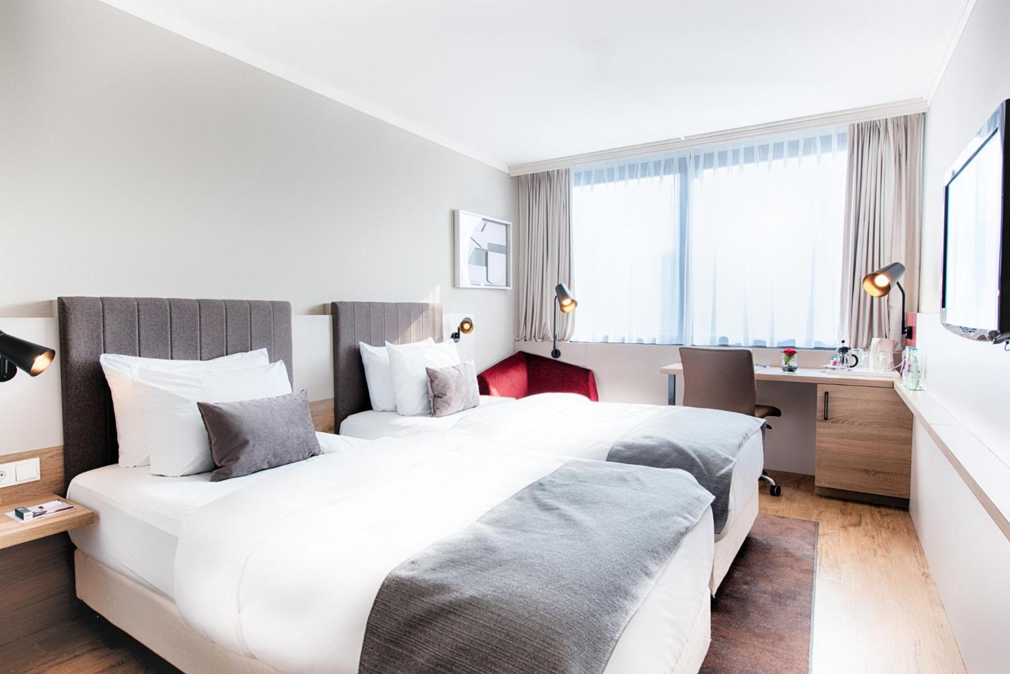 Standard Twin Room with Balcony and Mini-bar - Photo 2