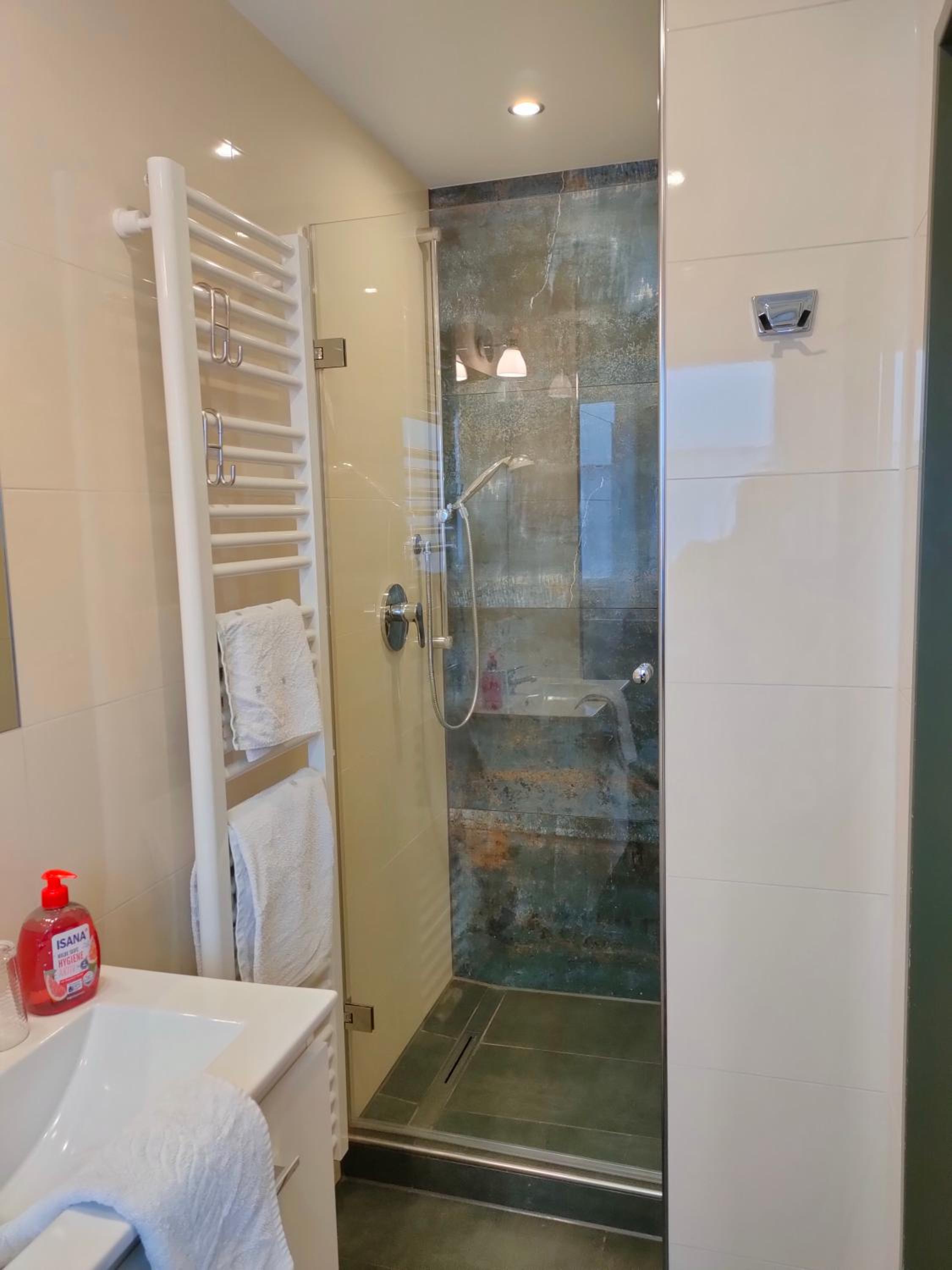 Single Room with Bathroom photo 2