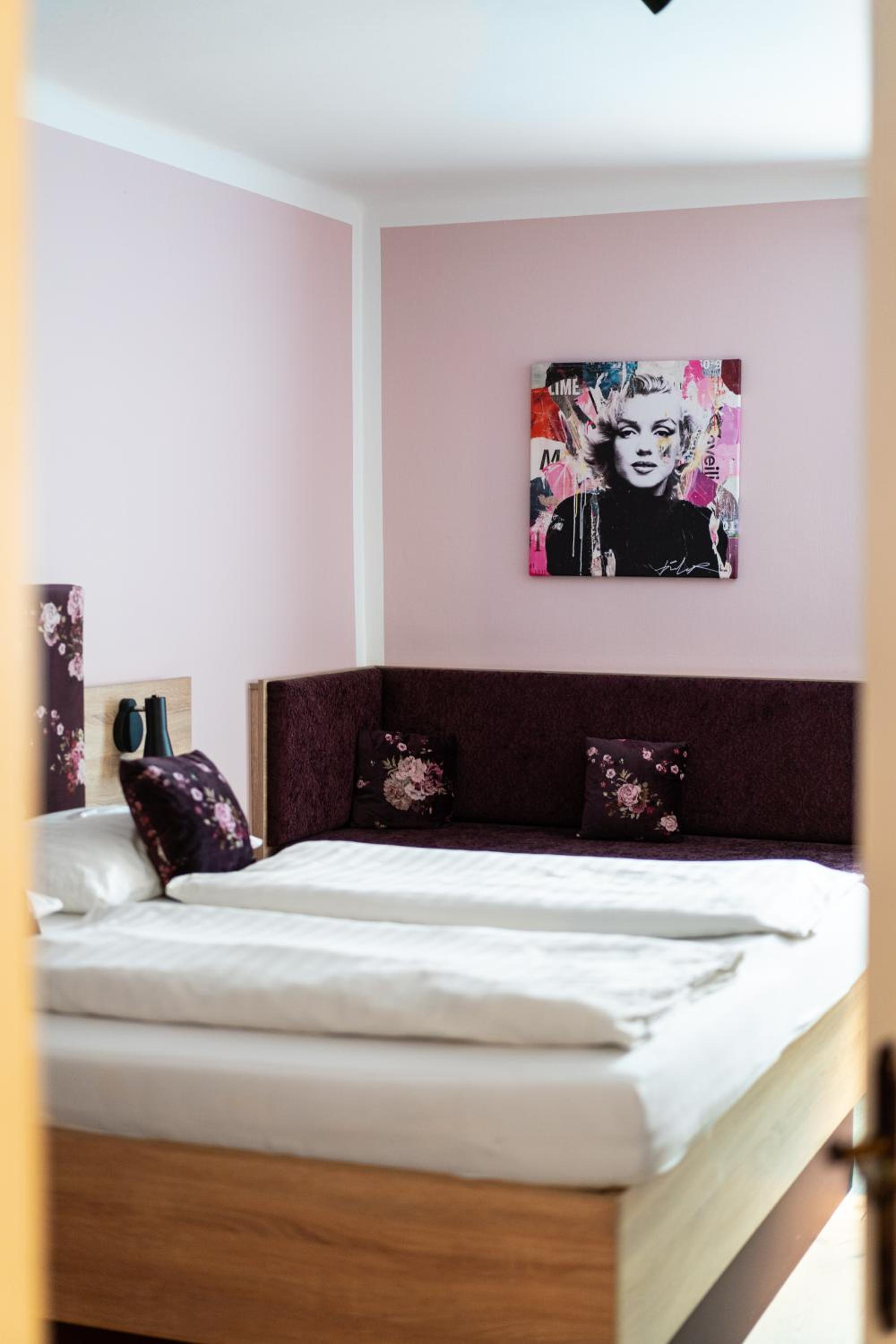 Deluxe Double Room thumbnail 5