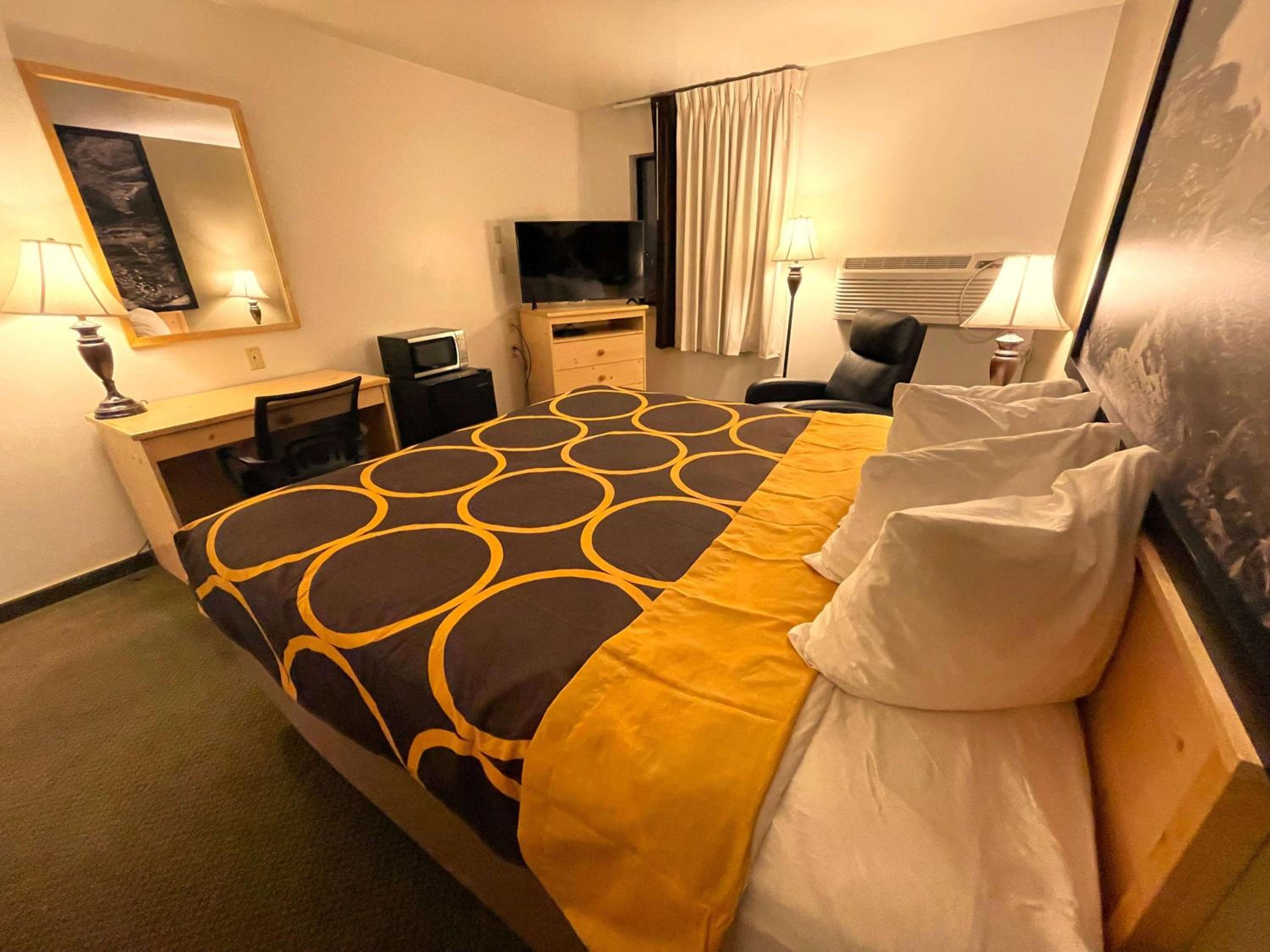 Queen Room - Non-Smoking - Photo 1