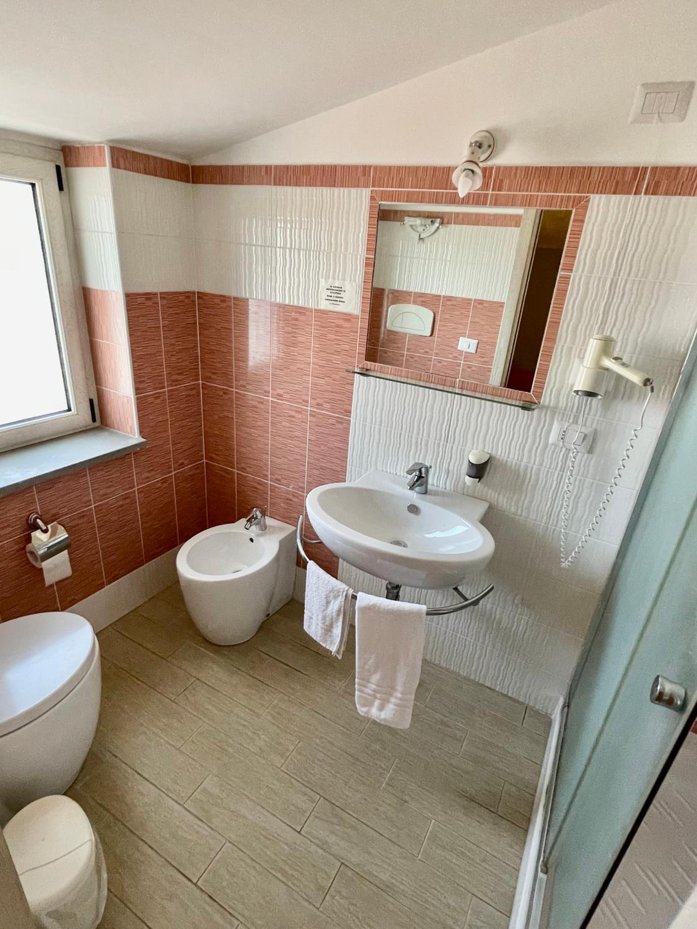 Large Double Room - Photo 2