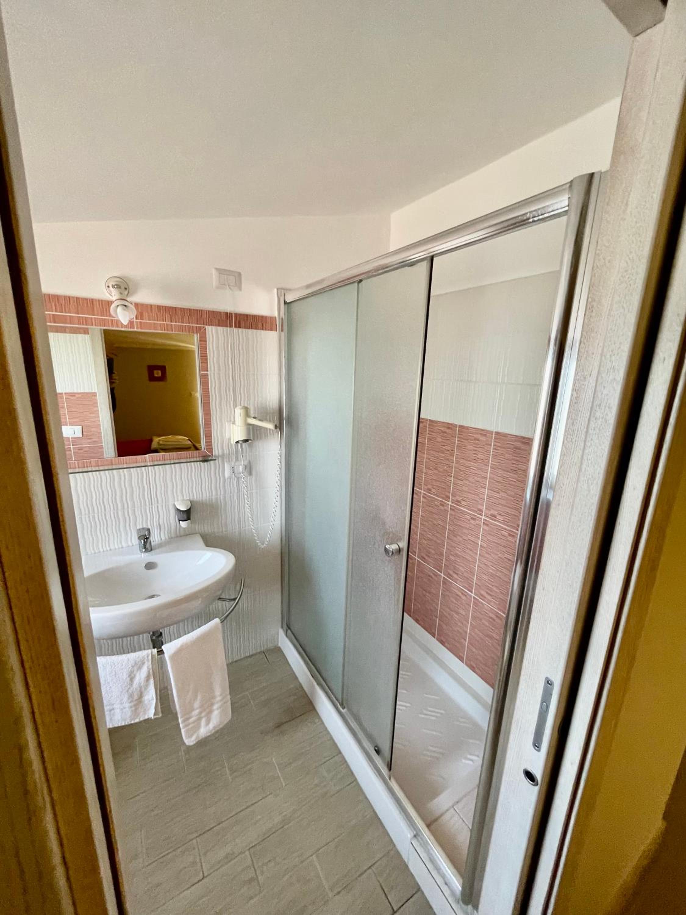 Large Double Room - Photo 4