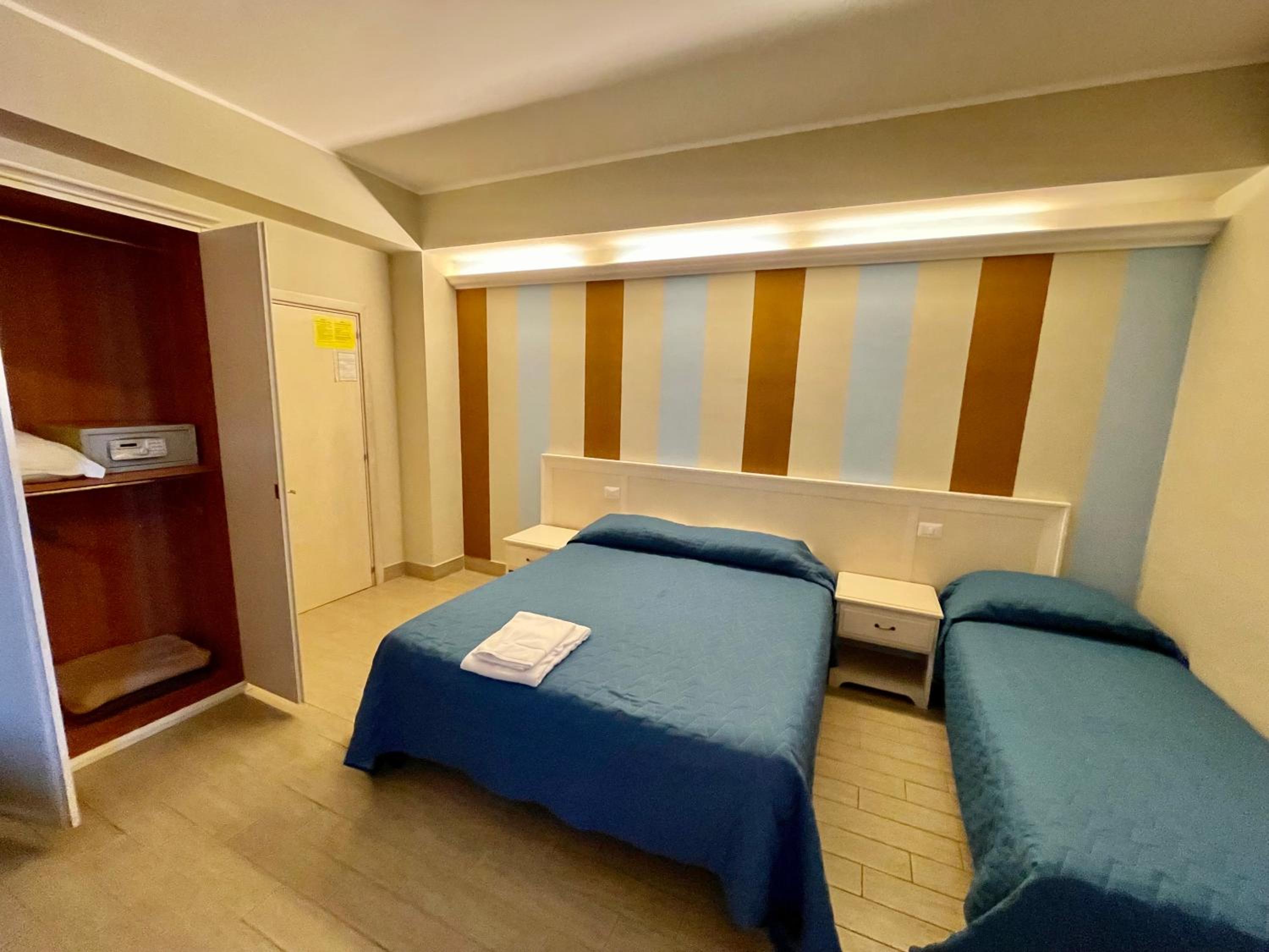 Triple Room with Private Bathroom - Photo 4