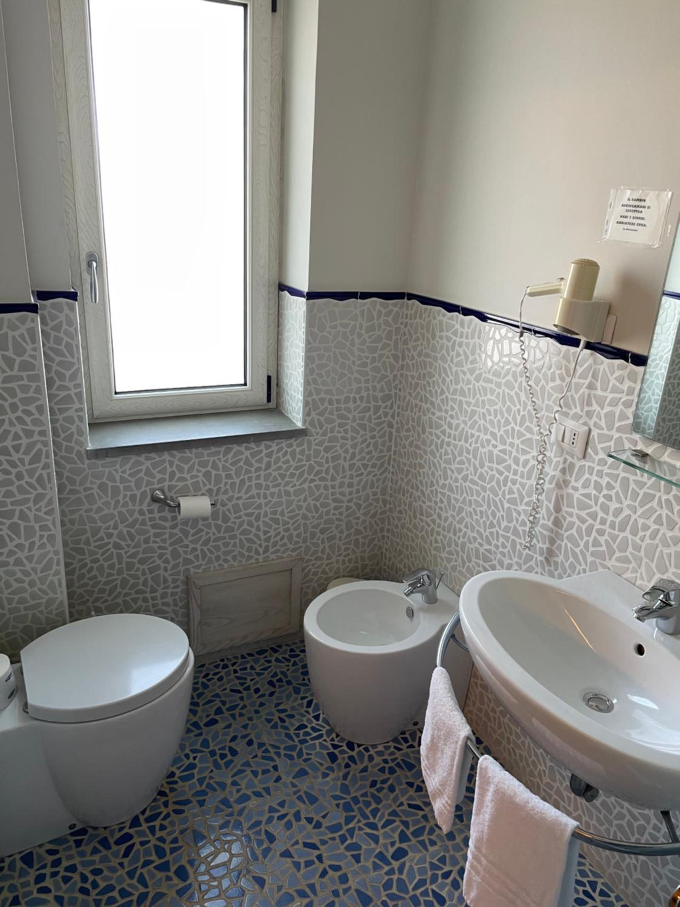 Triple Room with Private Bathroom - Photo 6