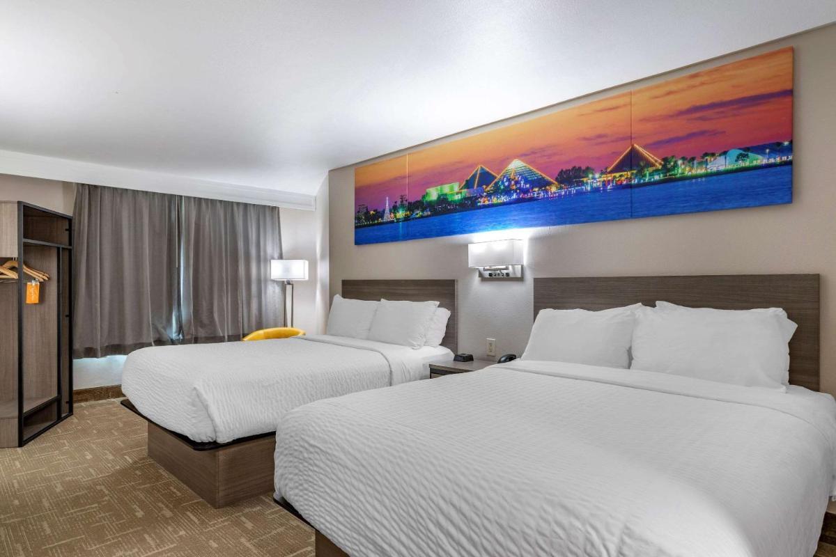 Queen Suite with Two Queen Beds - Non-Smoking photo 2