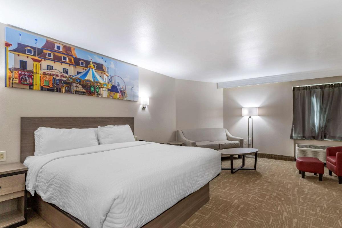King Suite - Accessible/Non Smoking photo 3