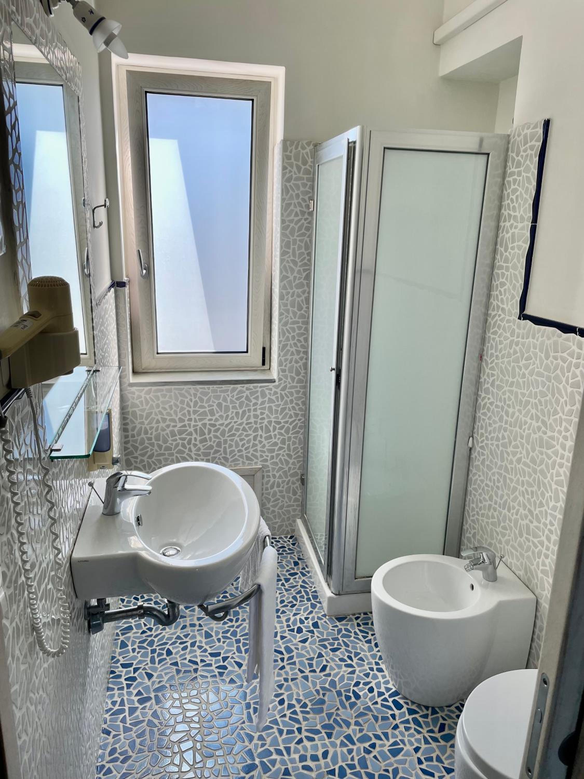 Large Twin Room - Photo 3