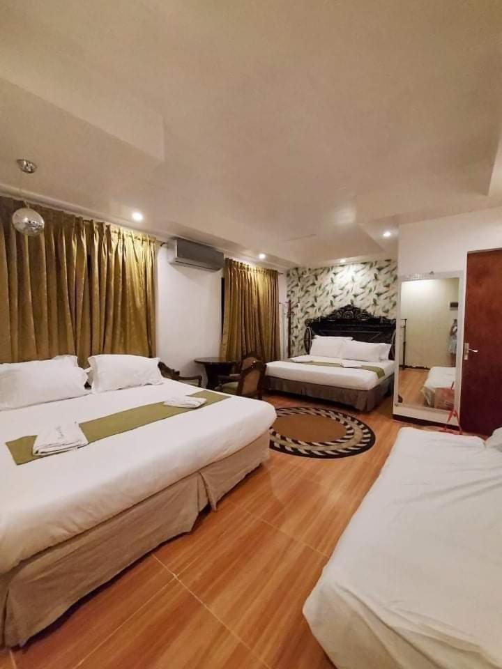 Deluxe Queen Room with Two Queen Beds - Photo 5