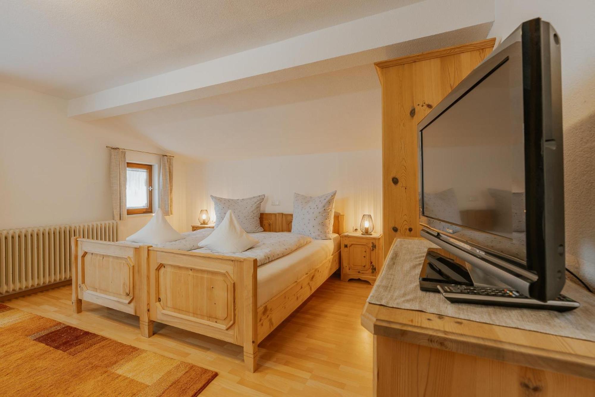 Two-Bedroom Apartment with Shower photo 3