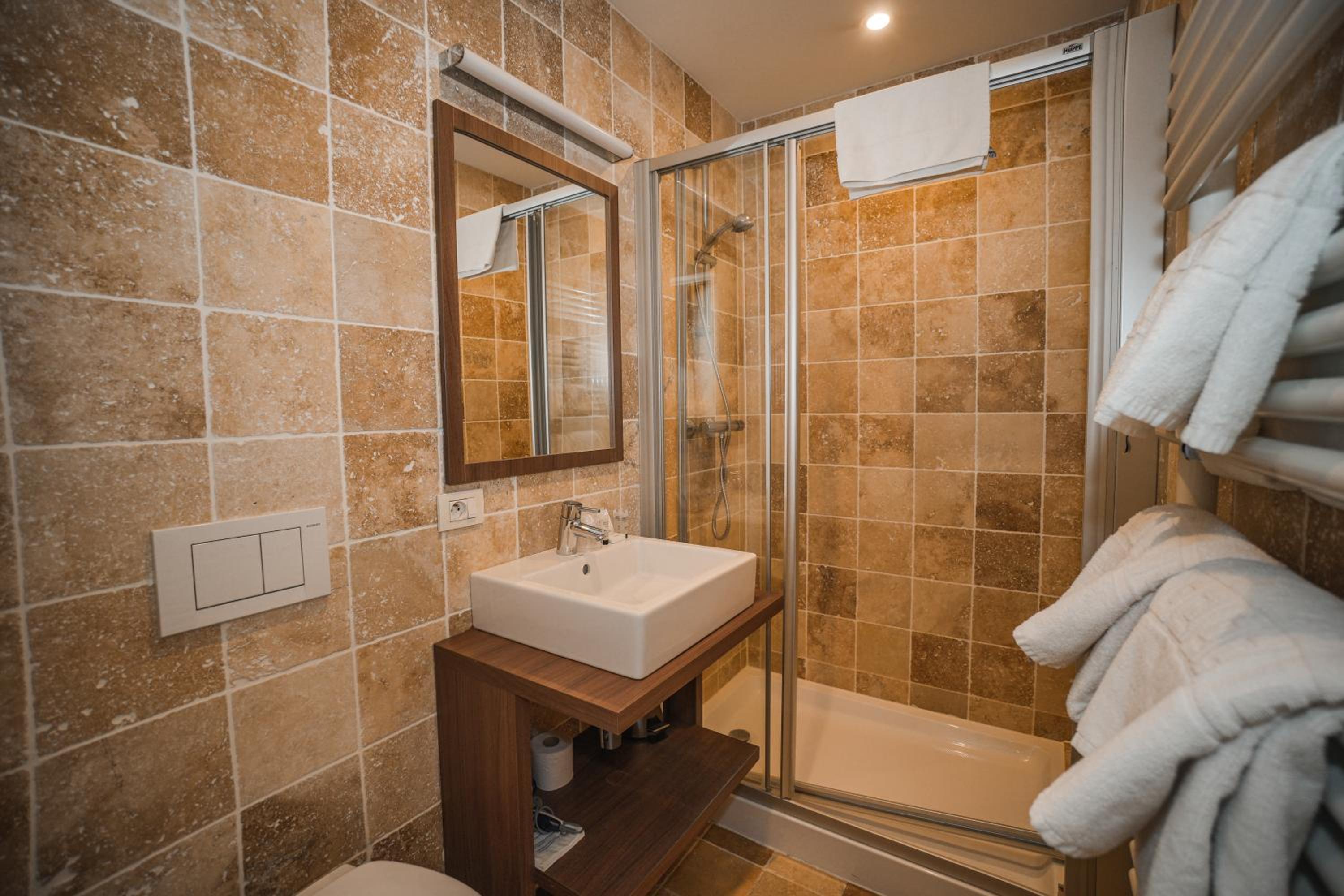Small Comfort Room - Photo 9