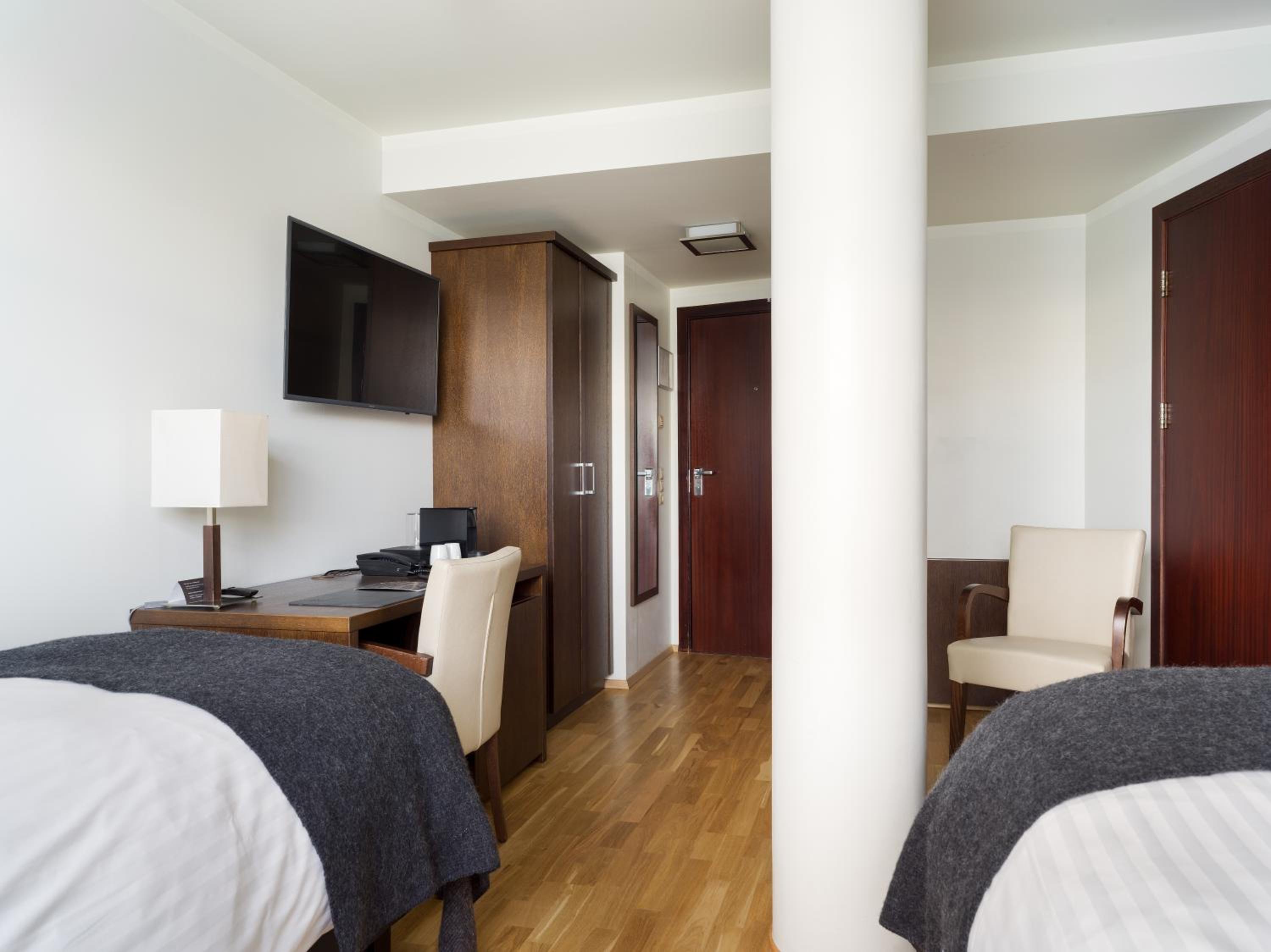 Standard Double or Twin Room - Photo 8